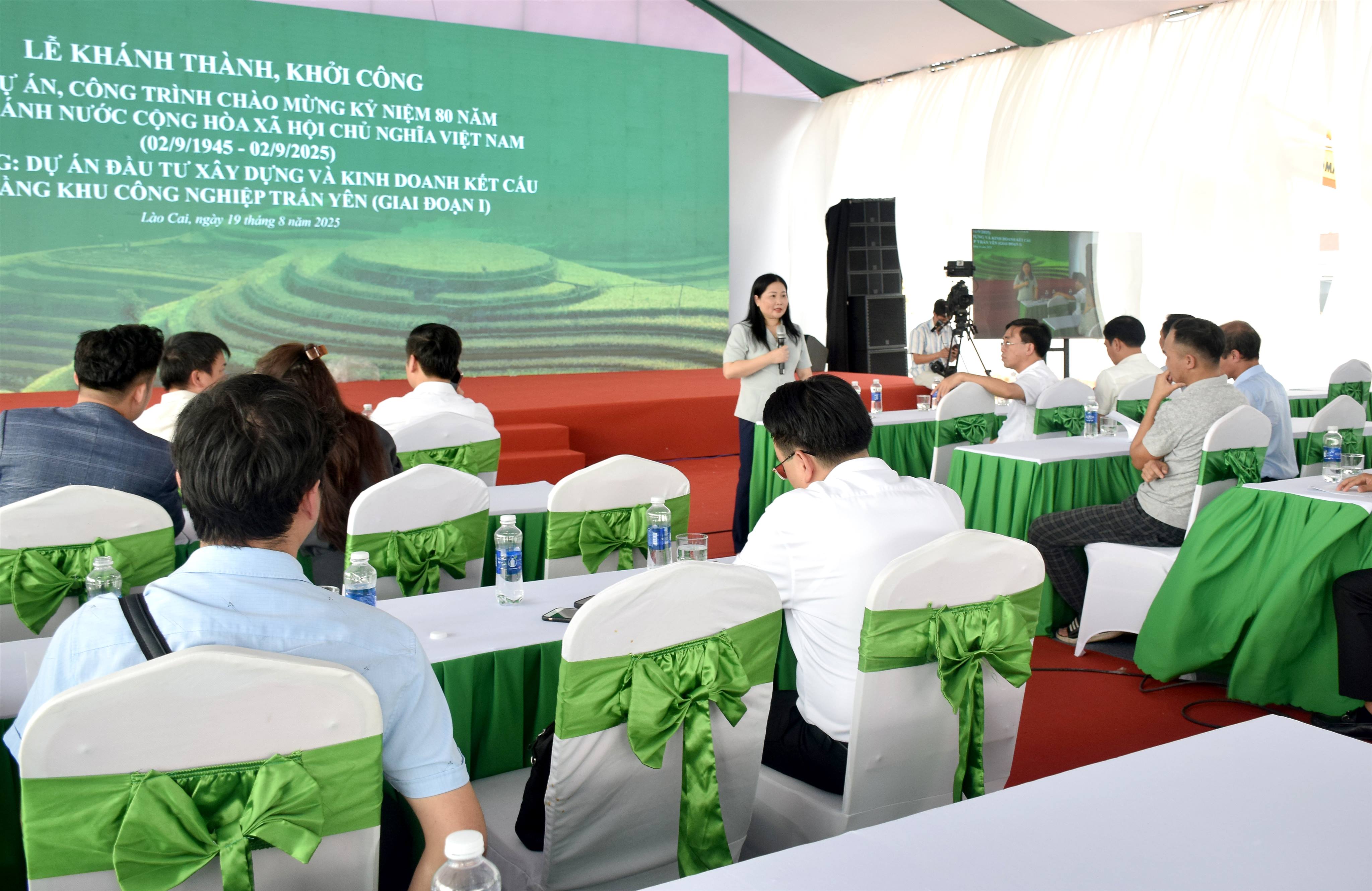 Phó Chủ tịch UBND tỉnh Vũ Thị Hiền Hạnh kiểm tra, tổng duyệt chương trình Lễ khởi công Dự án đầu tư xây dựng và kinh doanh kết cấu hạ tầng khu công nghiệp Trấn Yên (giai đoạn I)
