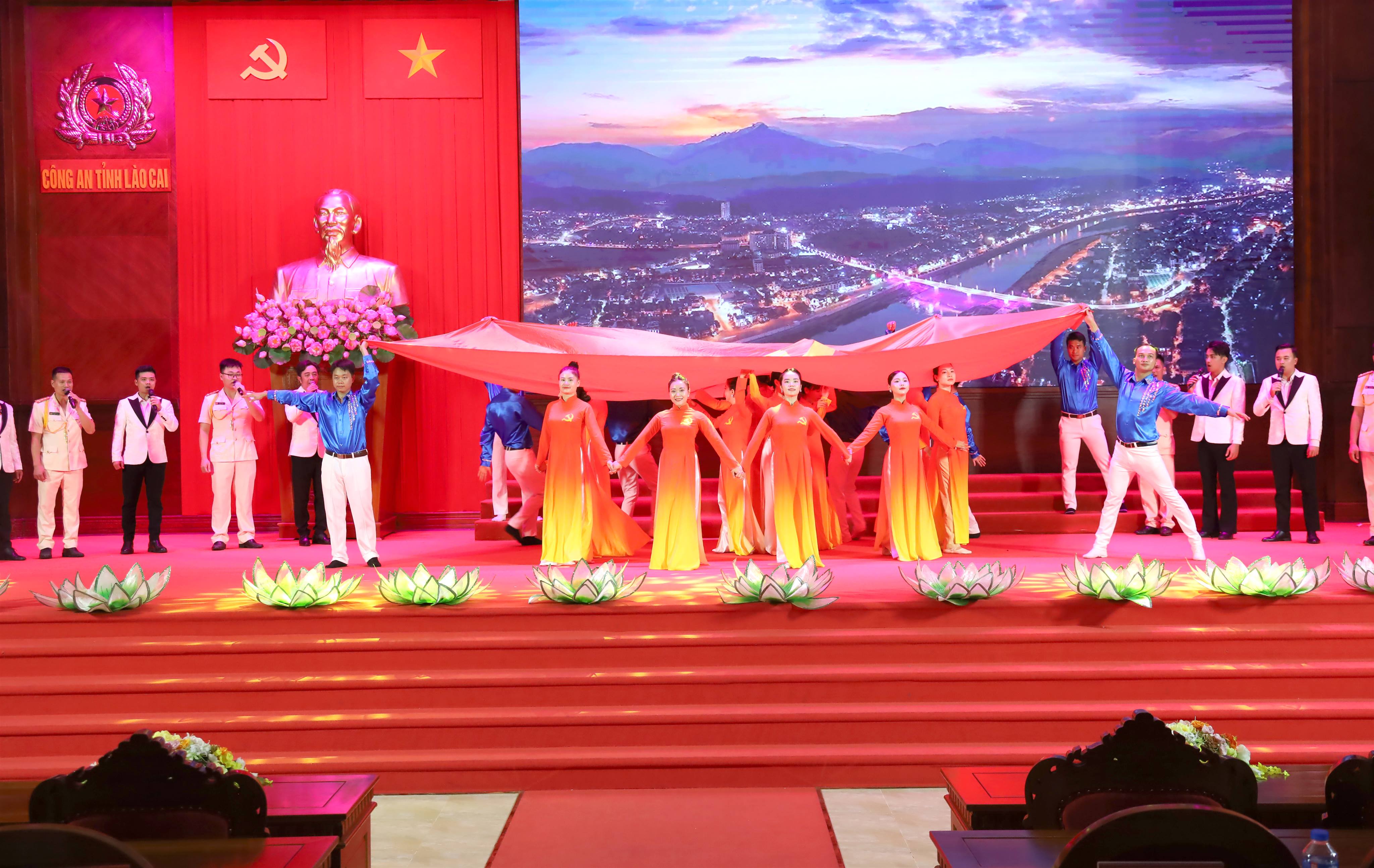 Phó Chủ tịch UBND tỉnh Vũ Thị Hiền Hạnh dự tổng duyệt Lễ kỷ niệm 80 năm Ngày truyền thống Công an nhân dân Việt Nam và 20 năm Ngày hội toàn dân bảo vệ an ninh Tổ quốc