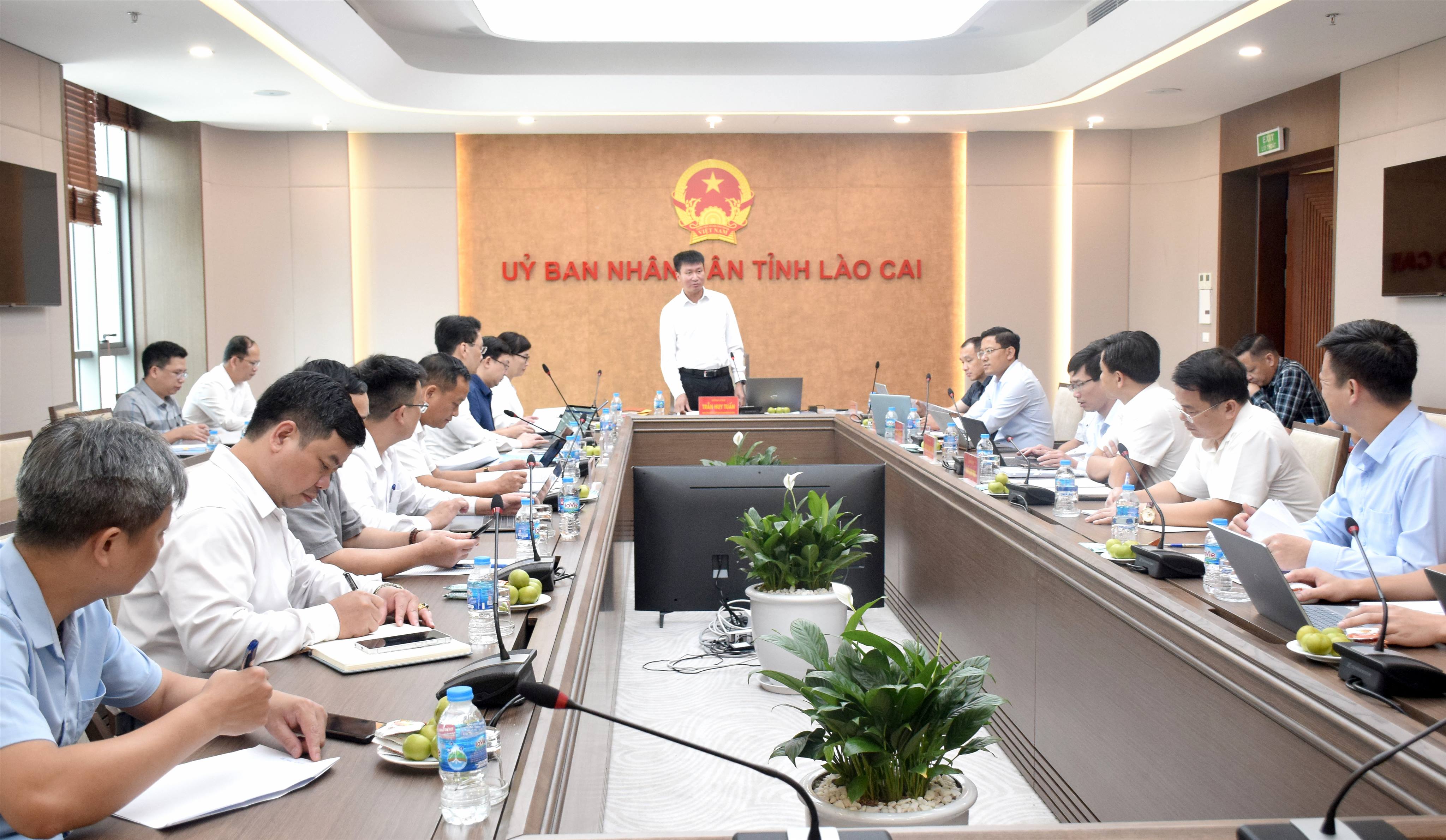 Chủ tịch UBND tỉnh Trần Huy Tuấn chủ trì duyệt văn kiện Đại hội Đảng bộ xã Cốc San và xã Hợp Thành