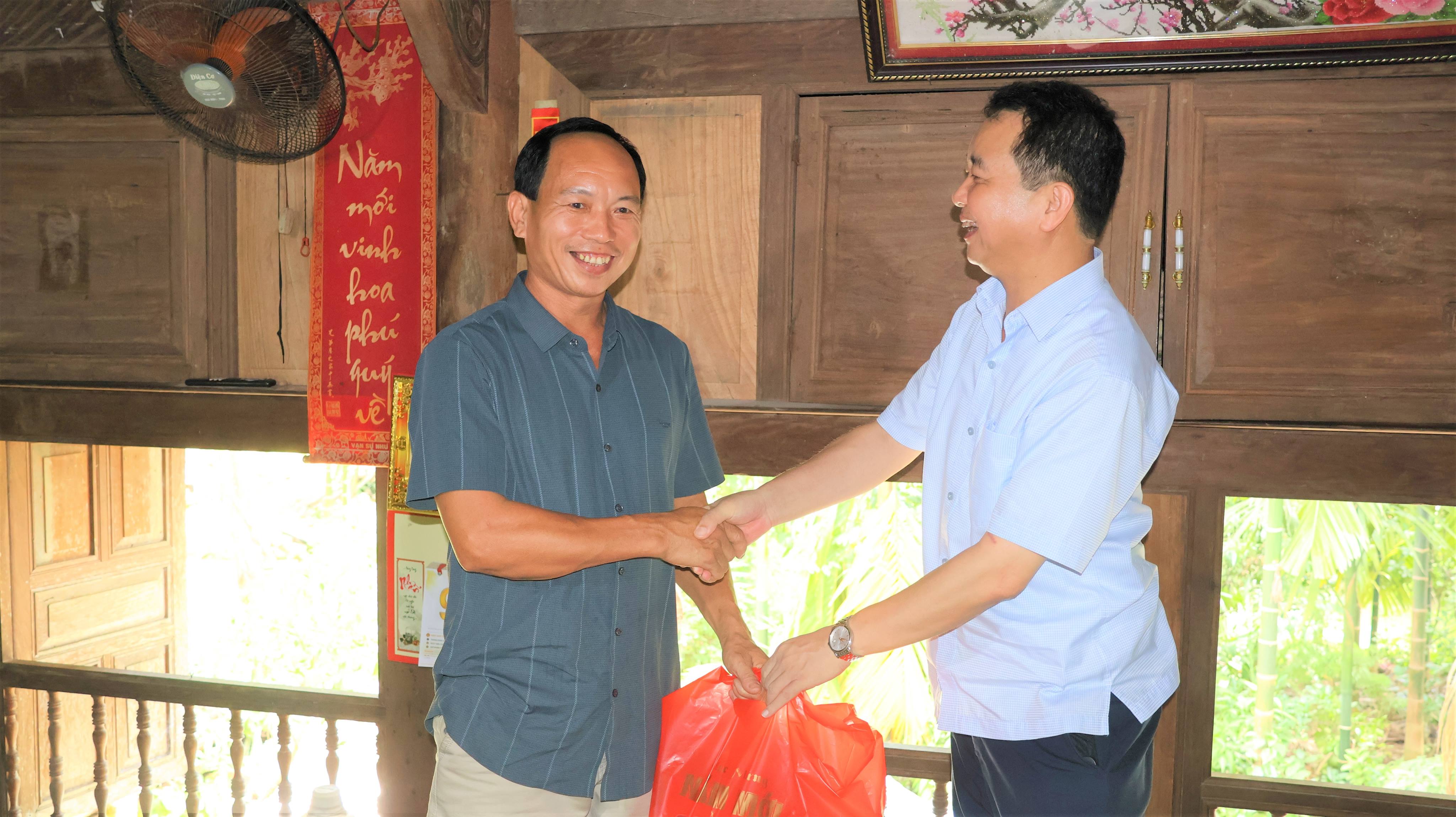 Bí thư Đảng ủy xã Lục Yên Đinh Khắc Yên nắm bắt tình hình tại một số Chi bộ