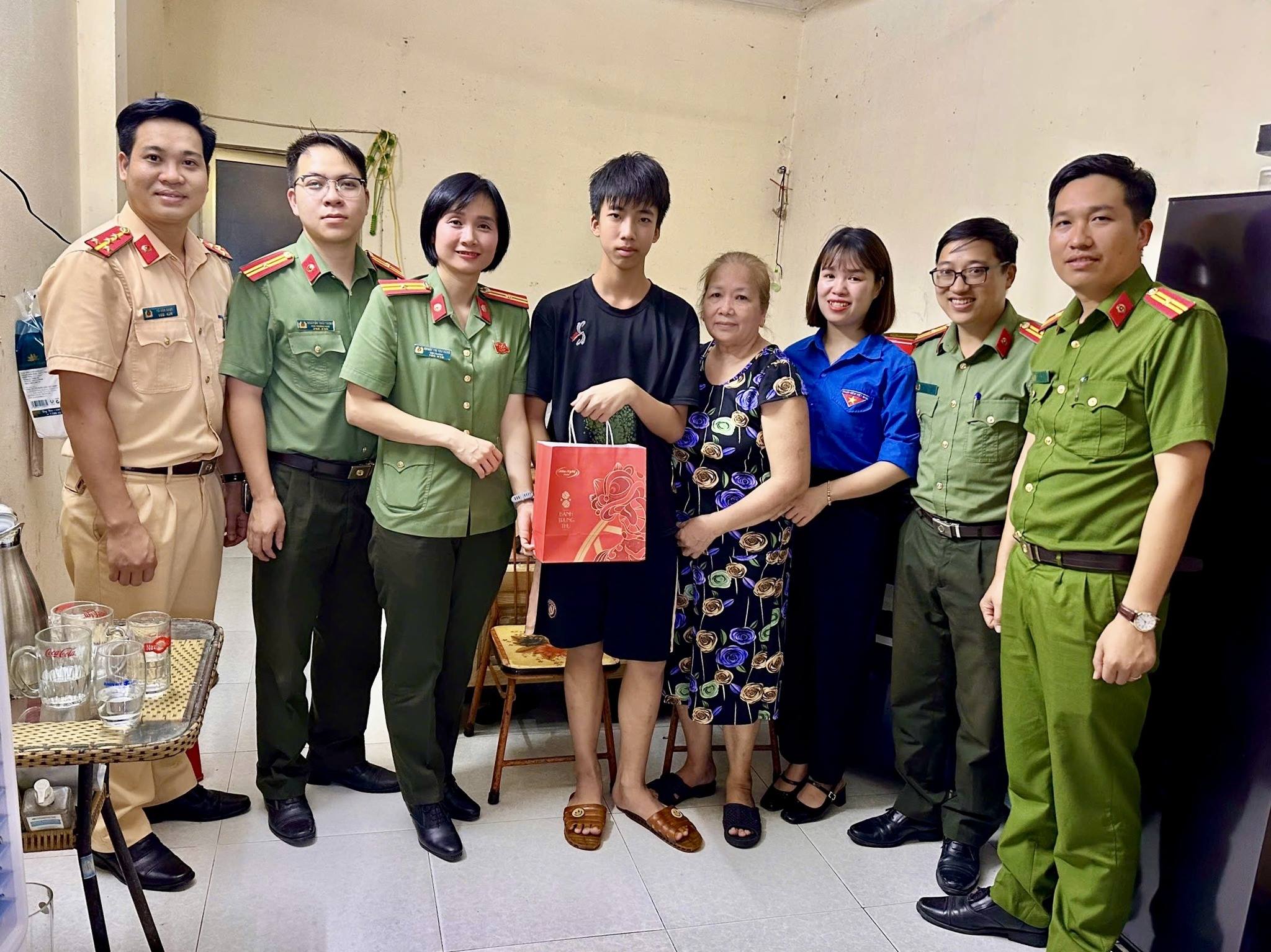 Trao kinh phí đỡ đầu cho 2 em học sinh tại phường Văn Phú