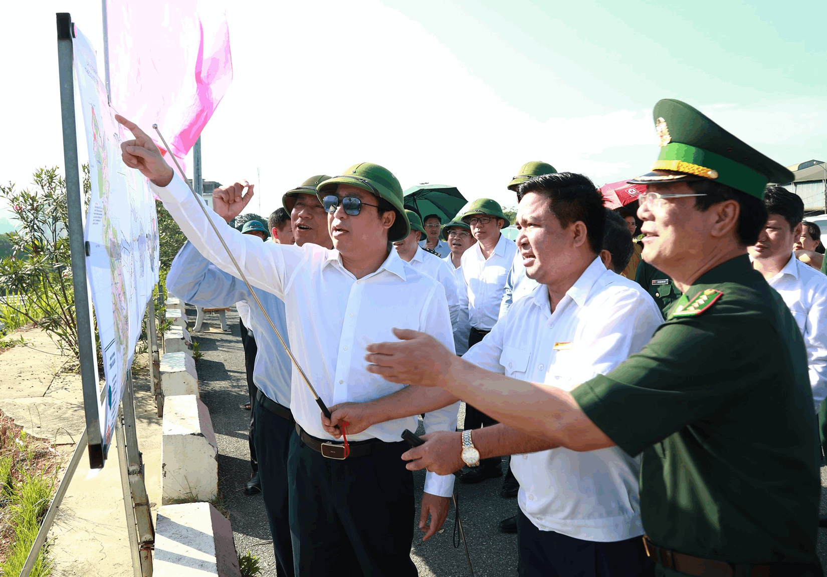 Thường trực Tỉnh ủy kiểm tra tiến độ một số công trình, dự án trọng điểm tại phường Lào Cai và Cam Đường