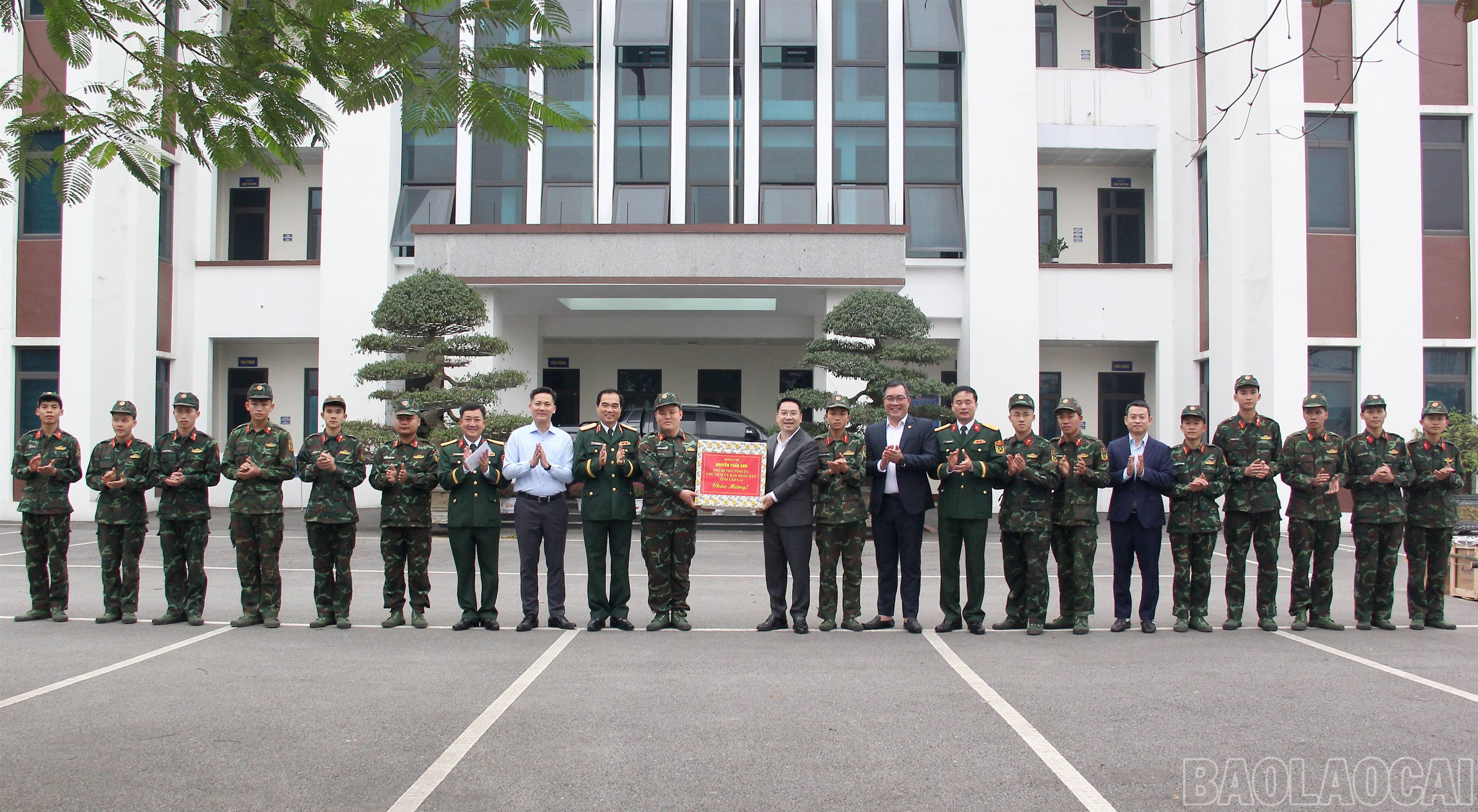 Chủ tịch UBND tỉnh Nguyễn Tuấn Anh thăm, động viên, tặng quà các lực lượng làm nhiệm vụ đêm giao thừa