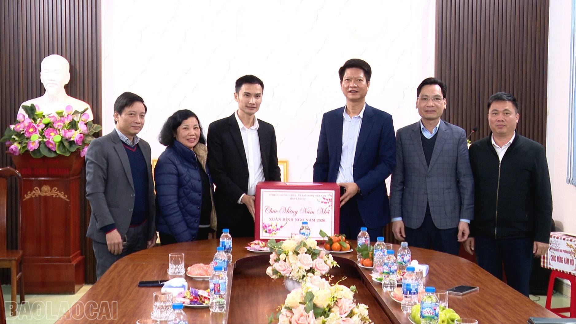 Phó Chủ tịch Thường trực UBND tỉnh Nguyễn Thế Phước thăm và chúc Tết các đơn vị dịch vụ công ích