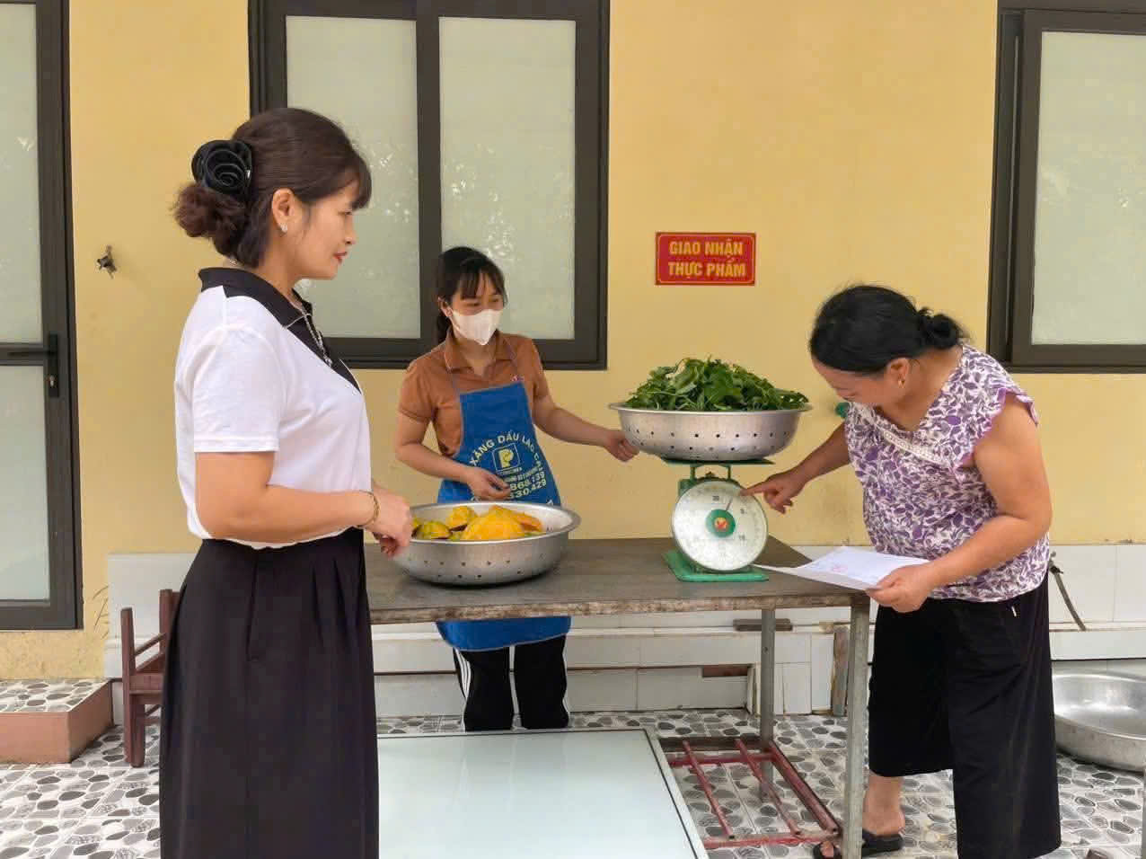 Tăng cường kiểm tra, bảo đảm an toàn thực phẩm tại bếp ăn tập thể, bếp ăn trường học