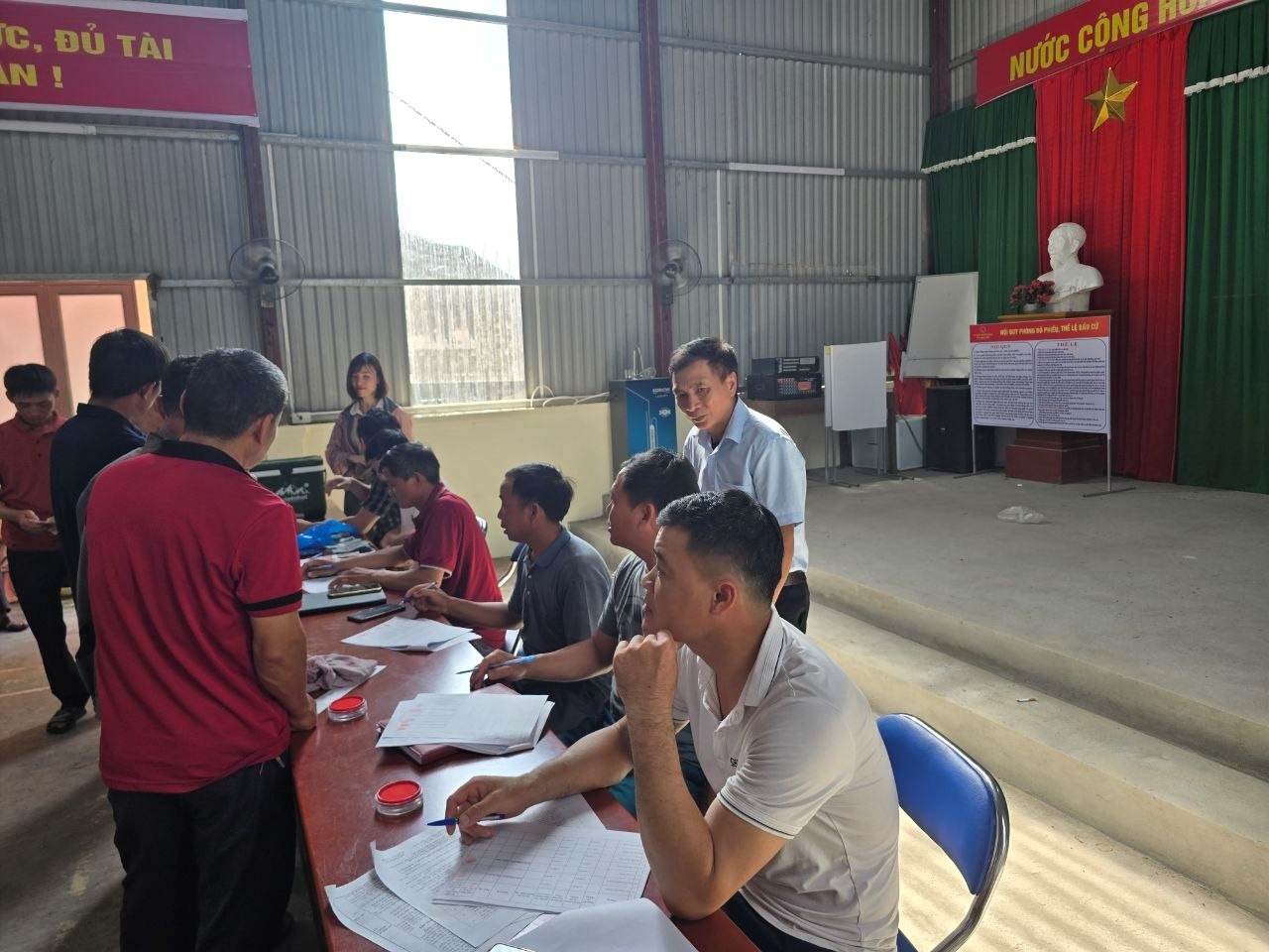 Xã Nậm Tăm hoàn thành việc chi trả tiền DVMTR năm 2025 cho người nhận khoán bảo vệ rừng