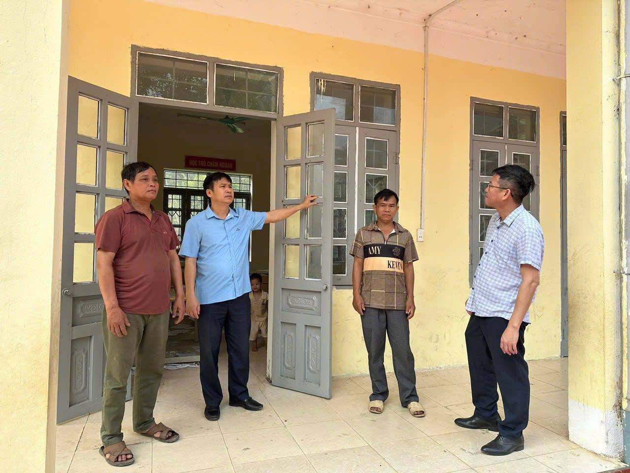 ĐỒNG CHÍ CHỦ TỊCH UBND XÃ ĐẾN THĂM, KIỂM TRA TÌNH HÌNH PHÁT TRIỂN KINH TẾ VÀ NẮM BẮT TÂM TƯ, NGUYỆN VỌNG CỦA BÀ CON SAU BẦU CỬ TẠI CÁC BẢN NẬM NÓ 1 VÀ NẬM NÓ 2.