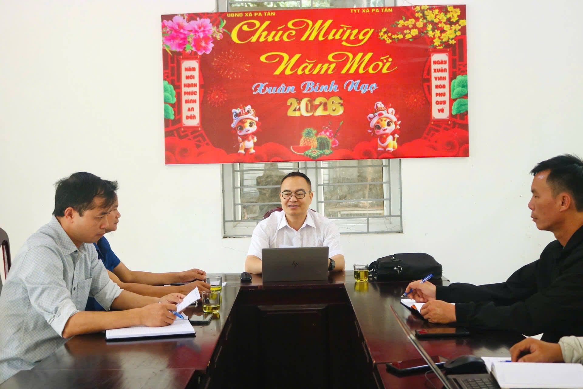 ĐỒNG CHÍ KHỔNG VĂN THÀNH – PHÓ CHỦ TỊCH UBND XÃ PA TẦN LÀM VIỆC VỚI TRUNG TÂM DỊCH VỤ TỔNG HỢP