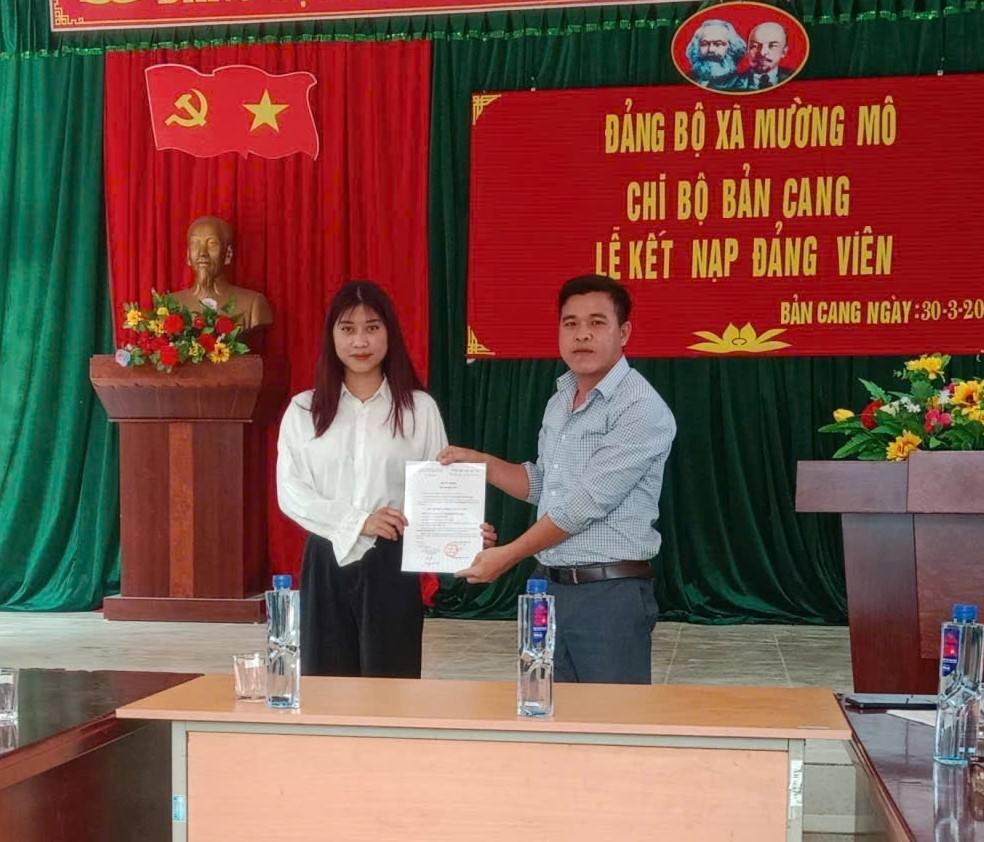 Chi bộ bản Cang, xã Mường Mô tổ chức lễ kết nạp đảng viên mới