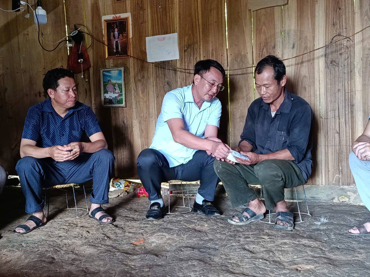 ĐỒNG CHÍ PHÓ BÍ THƯ THƯỜNG TRỰC ĐẢNG ỦY XÃ LÊ LỢI KIỂM TRA TÌNH HÌNH NGUY CƠ SẠT LỞ, THĂM HỎI GIA ĐÌNH BỊ THIỆT HẠI DO MƯA LŨ TẠI BẢN PÚ ĐAO