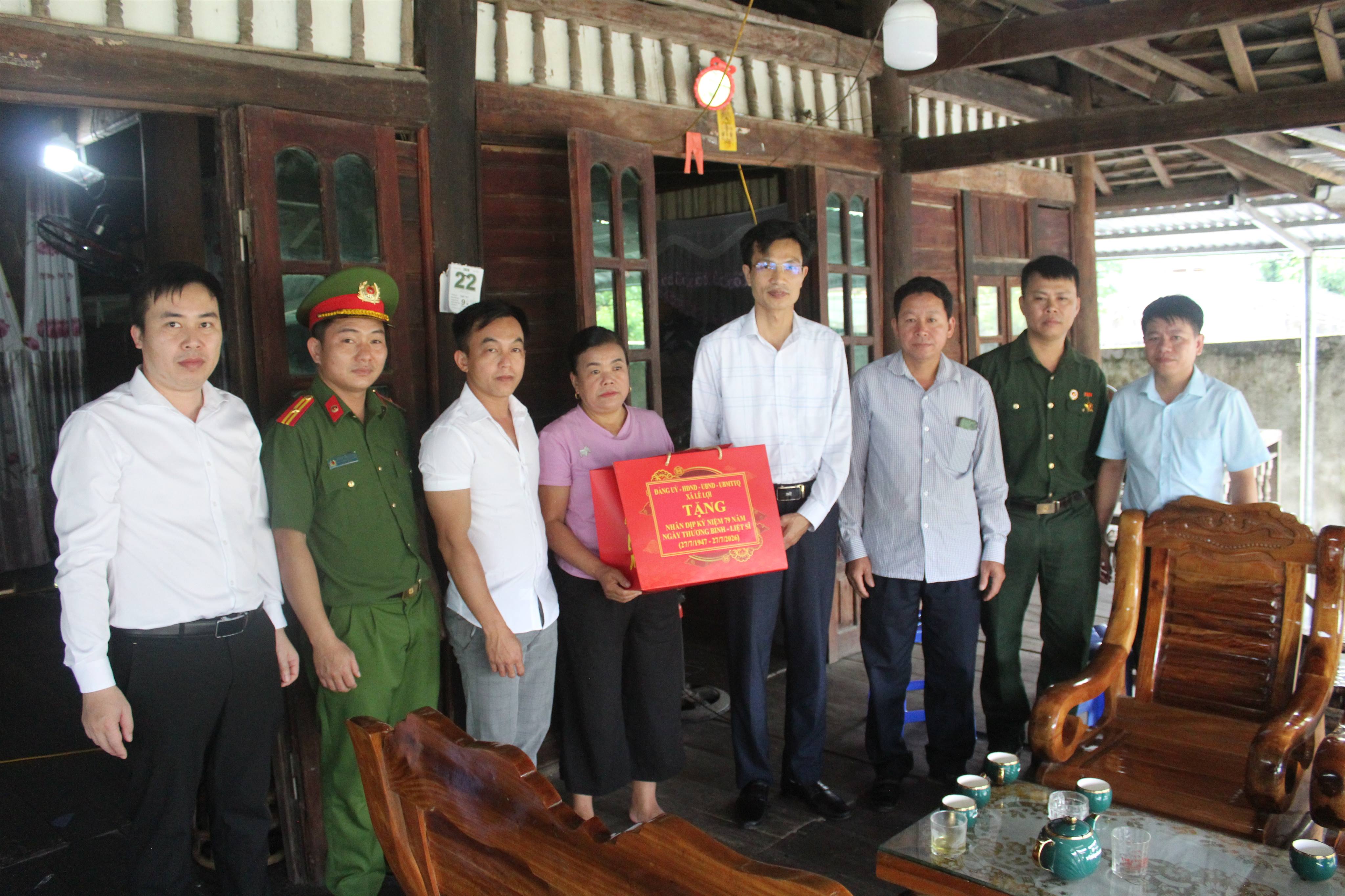 Tháng Bảy tri ân – Lãnh đạo xã Lê Lợi thăm, tặng quà các gia đình người có công với cách mạng