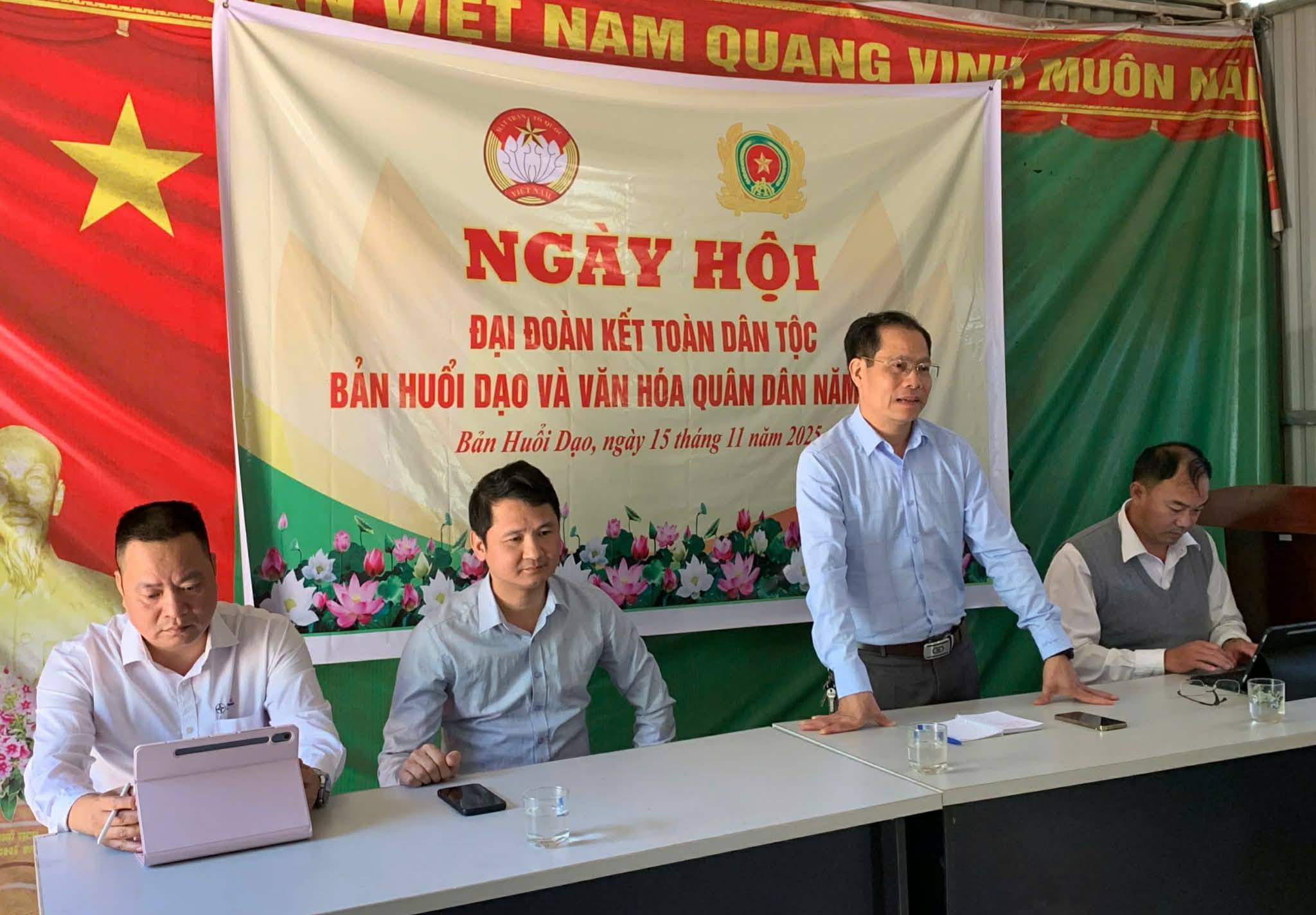 ĐOÀN CÔNG TÁC CỦA THƯỜNG TRỰC ĐẢNG ỦY XÃ MƯỜNG MÔ NẮM TÌNH HÌNH LẮP ĐẶT ĐIỆN CHIẾU SÁNG TẠI BẢN HUỔI DẠO