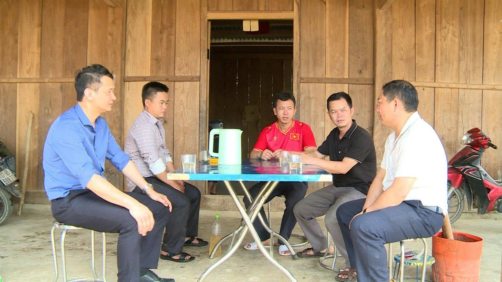 Chủ tịch UBND xã Mường Mô kiểm tra công trình nước sinh hoạt bản Huổi Só