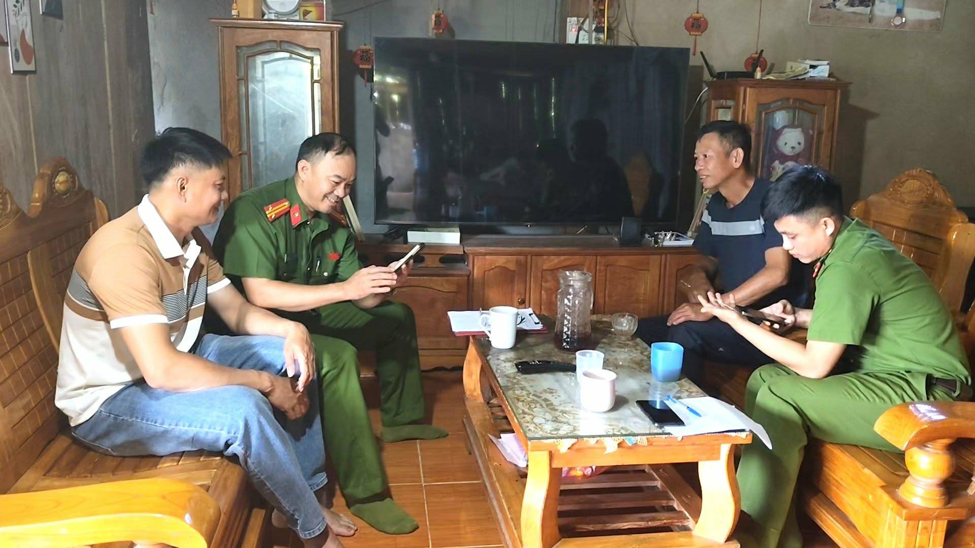 Công an xã Mường Mô tích cực ra quân kích hoạt tài khoản định danh điện tử mức độ 2 và tích hợp giấy tờ trên ứng dụng VNeID