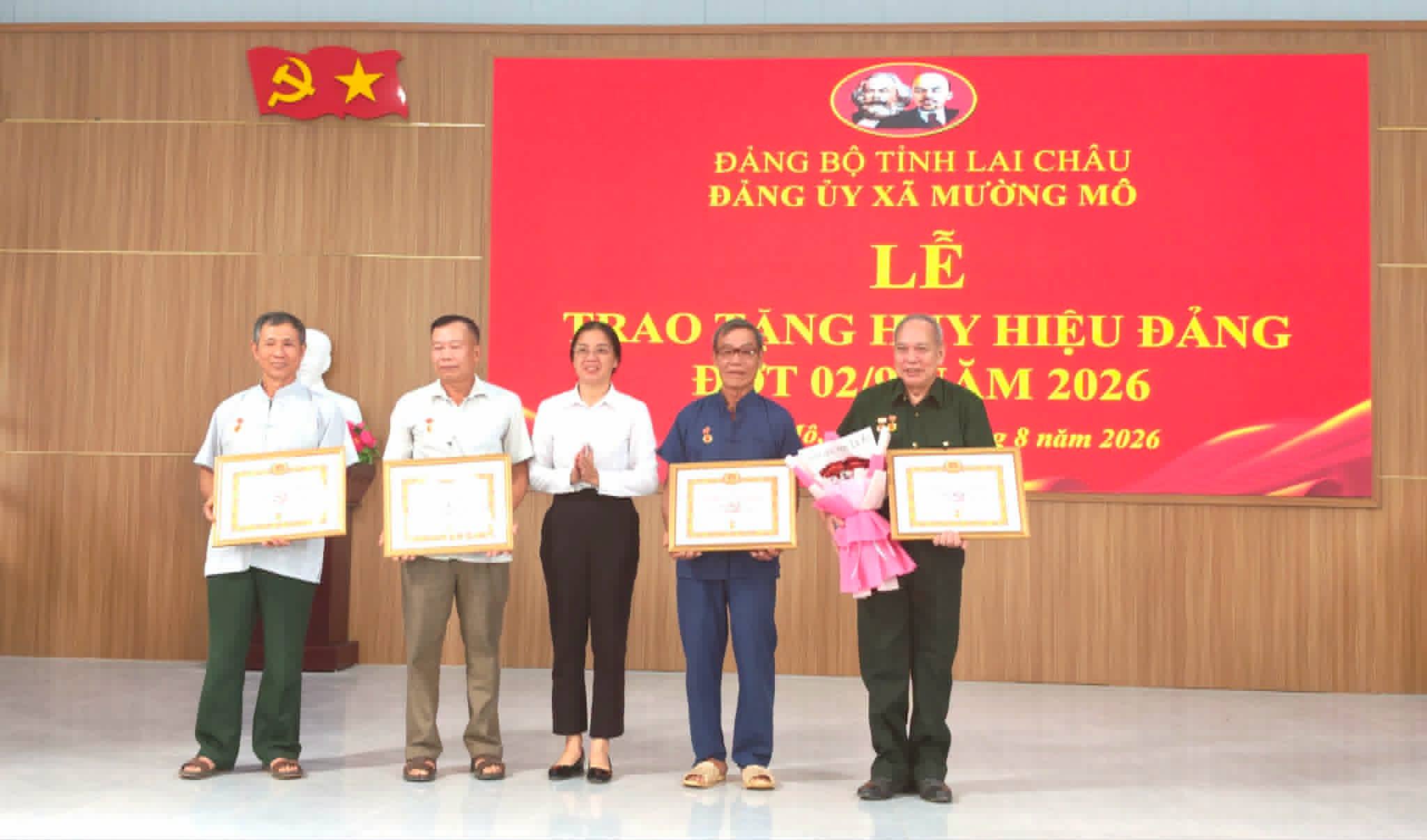 Trao tặng Huy hiệu Đảng cho các đảng viên dịp Quốc khánh 2/9