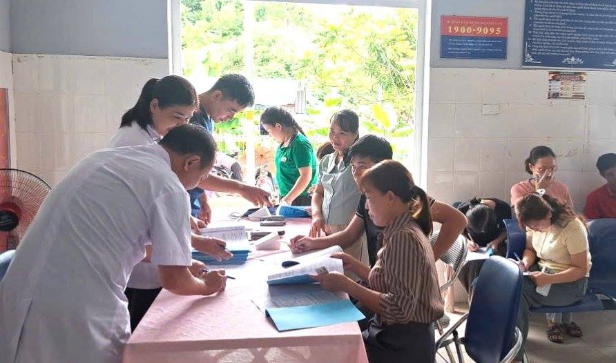 Cán bộ, giáo viên xã Mường Mô được khám sức khỏe theo Kế hoạch “90 ngày đêm khám sức khỏe cho Nhân dân”