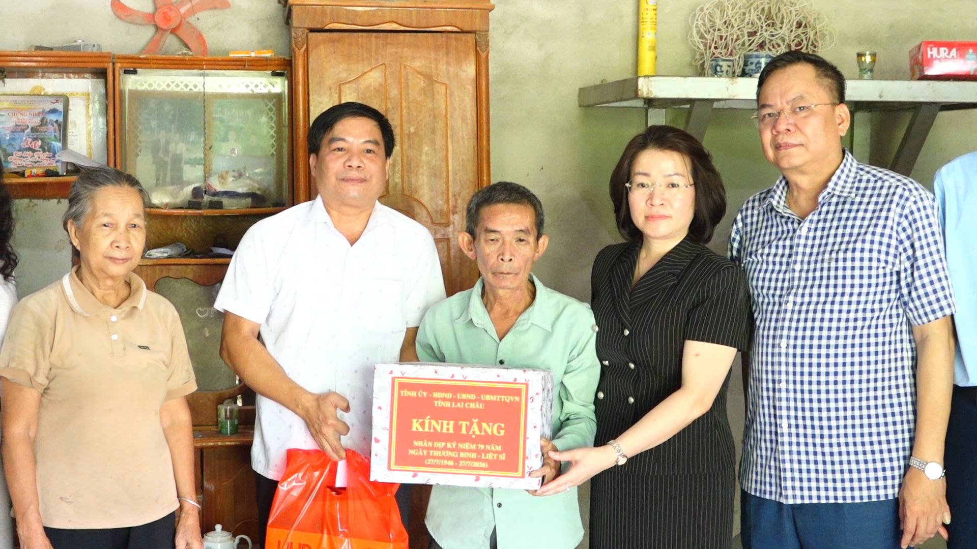 Đồng chí Trưởng Ban Tổ chức Tỉnh ủy thăm hỏi, tặng quà nhân dịp 79 năm Ngày Thương binh - Liệt sĩ tại xã Lê Lợi