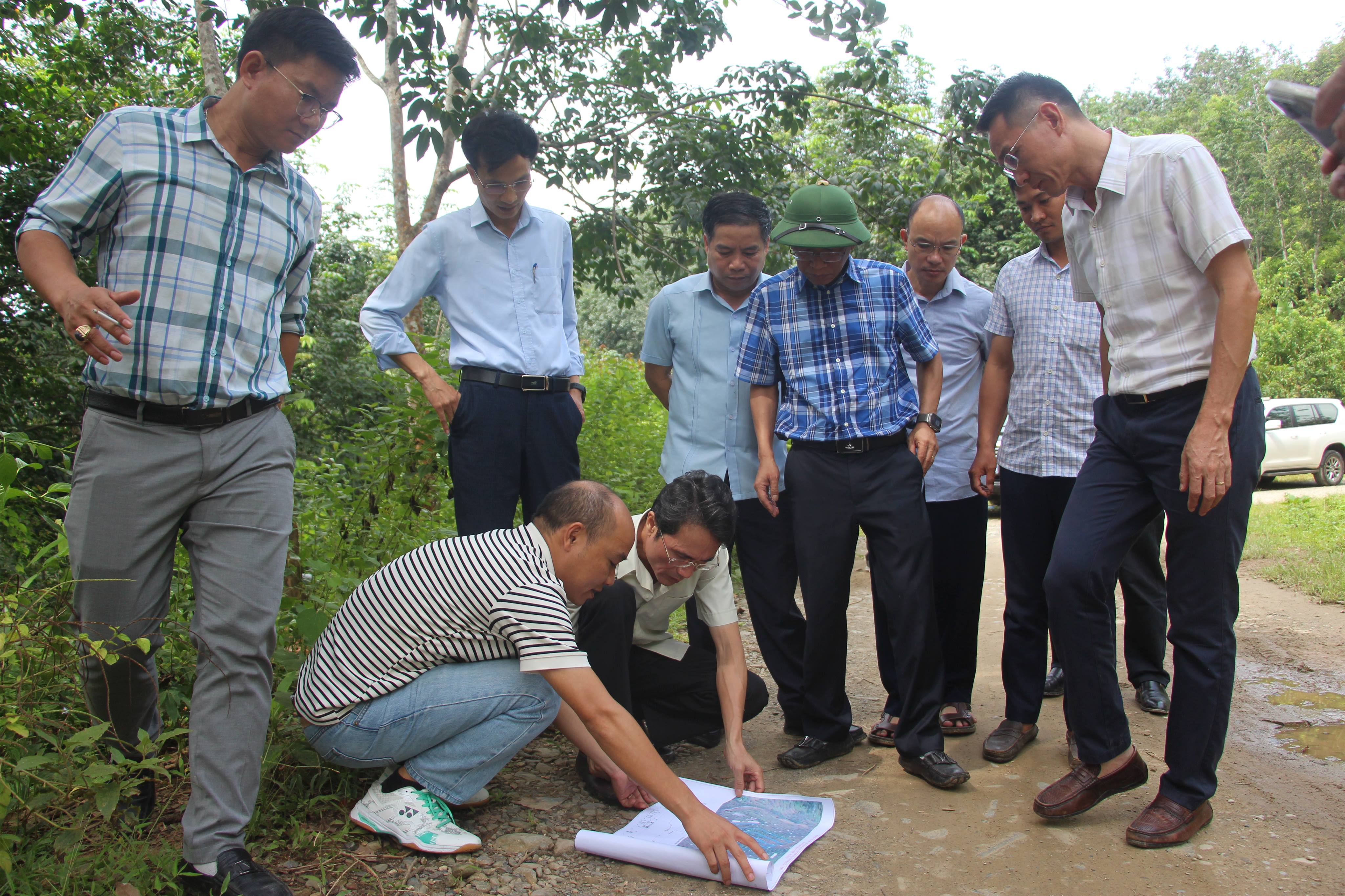 PHÓ CHỦ TỊCH UBND TỈNH HÀ TRỌNG HẢI KIỂM TRA ĐIỂM CÓ NGUY CƠ SẠT LỞ VÀ CÔNG TÁC PHÒNG CHỐNG THIÊN TAI TẠI XÃ LÊ LỢI