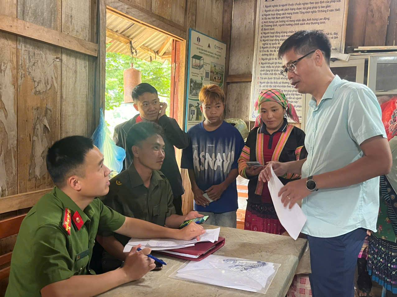 Lãnh đạo Đảng ủy kiểm tra công tác khám sức khỏe cho nhân dân trên địa bàn