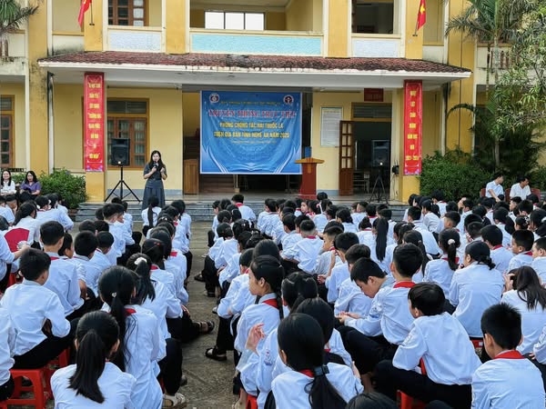 Trung tâm Y tế Hưng Nguyên tổ chức truyền thông trực tiếp phòng chống tác hại thuốc lá tại trường THCS Lê Xuân Đào, xã Hưng Nguyên Nam.