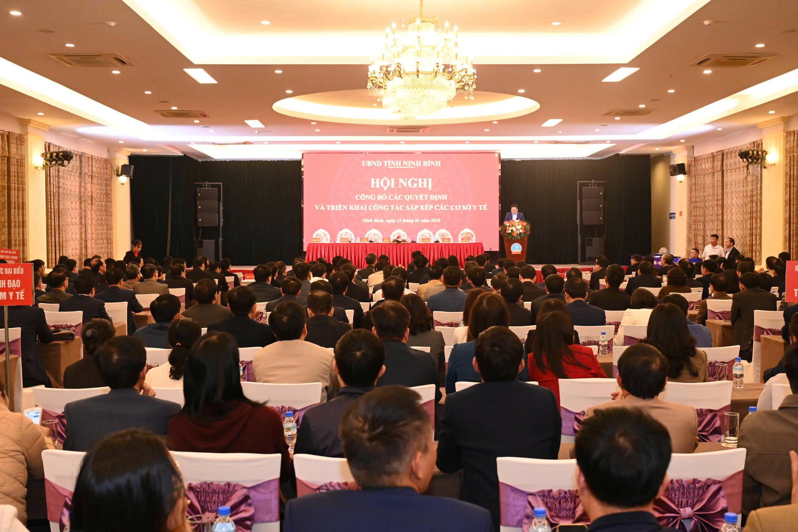 Hội nghị công bố các quyết định và triển khai công tác sắp xếp các cơ sở y tế.