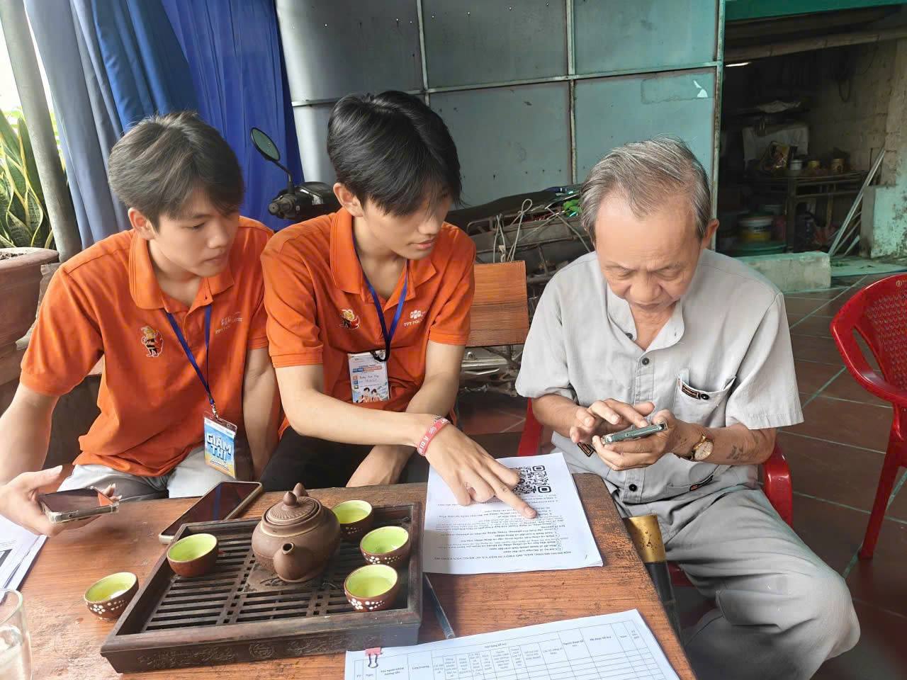Hướng dẫn, hỗ trợ kỹ năng số cho người dân “Đi từng ngõ, gõ từng nhà, hướng dẫn từng người” lan toả kỹ năng số đến mỗi người dân phường Hà Nam