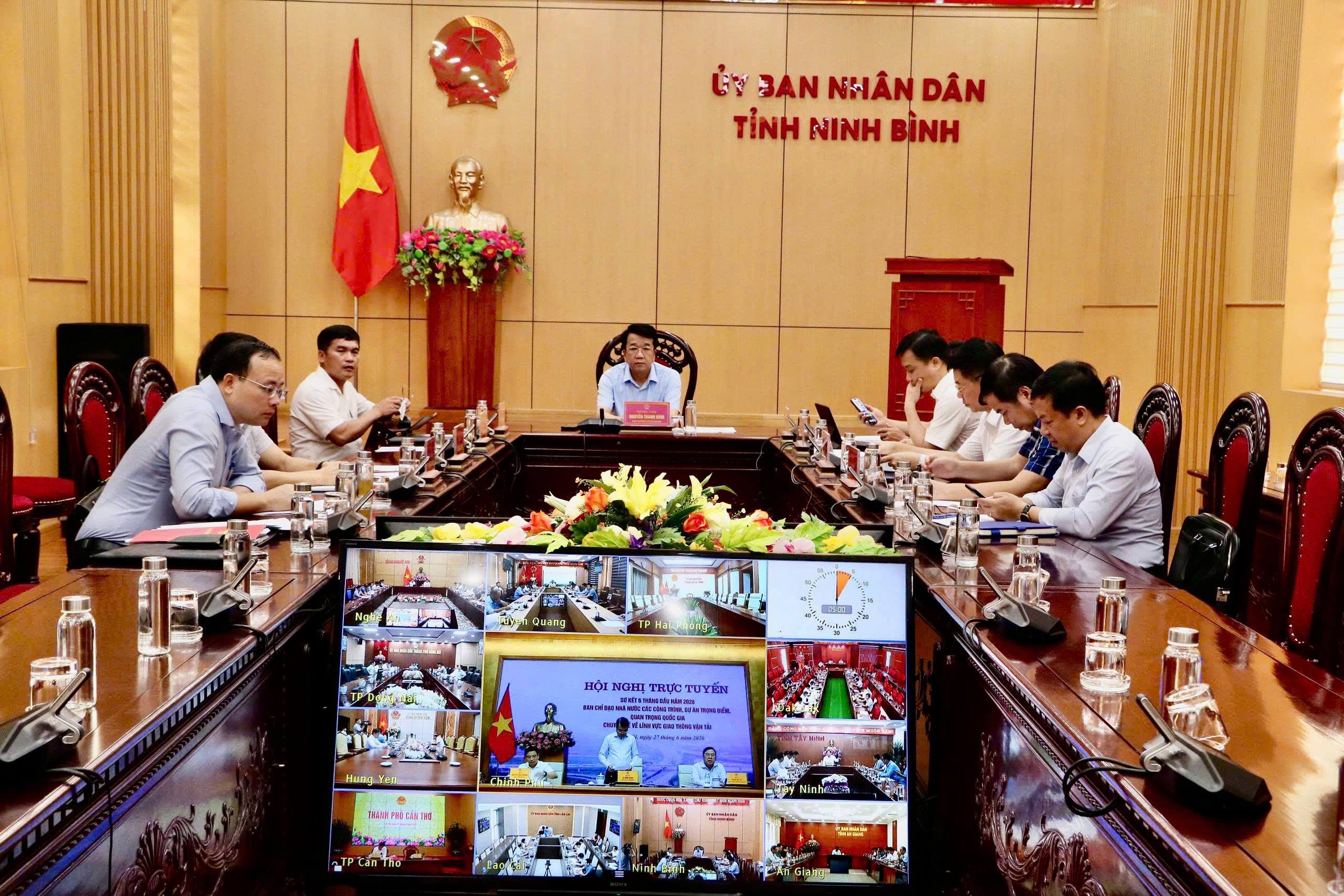 Thủ tướng Chính phủ chủ trì hội nghị sơ kết các dự án giao thông vận tải trọng điểm 