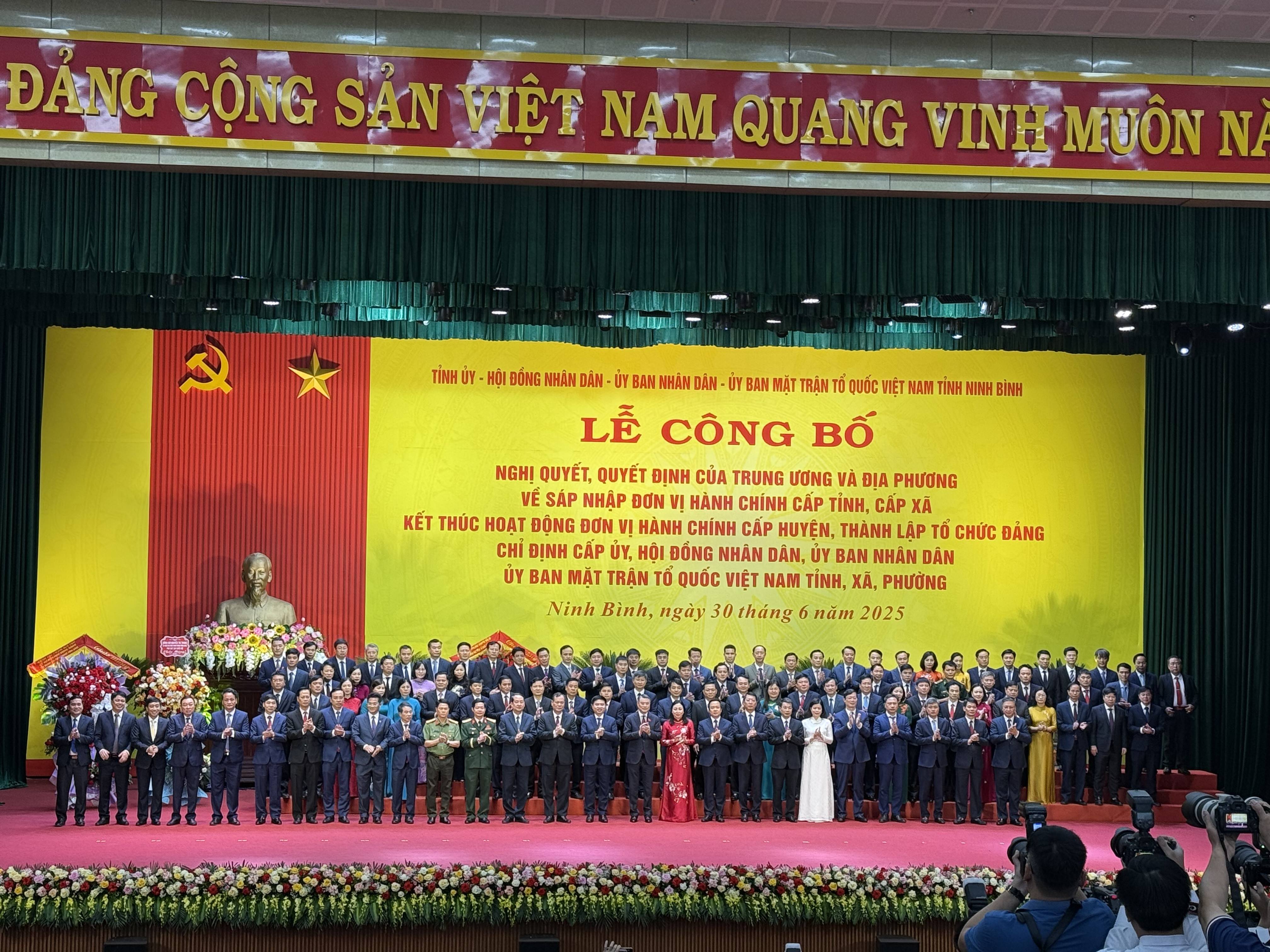 Tỉnh Ninh Bình tổ chức Lễ công bố Nghị quyết, Quyết định của Trung ương và của tỉnh về sáp nhập đơn vị hành chính