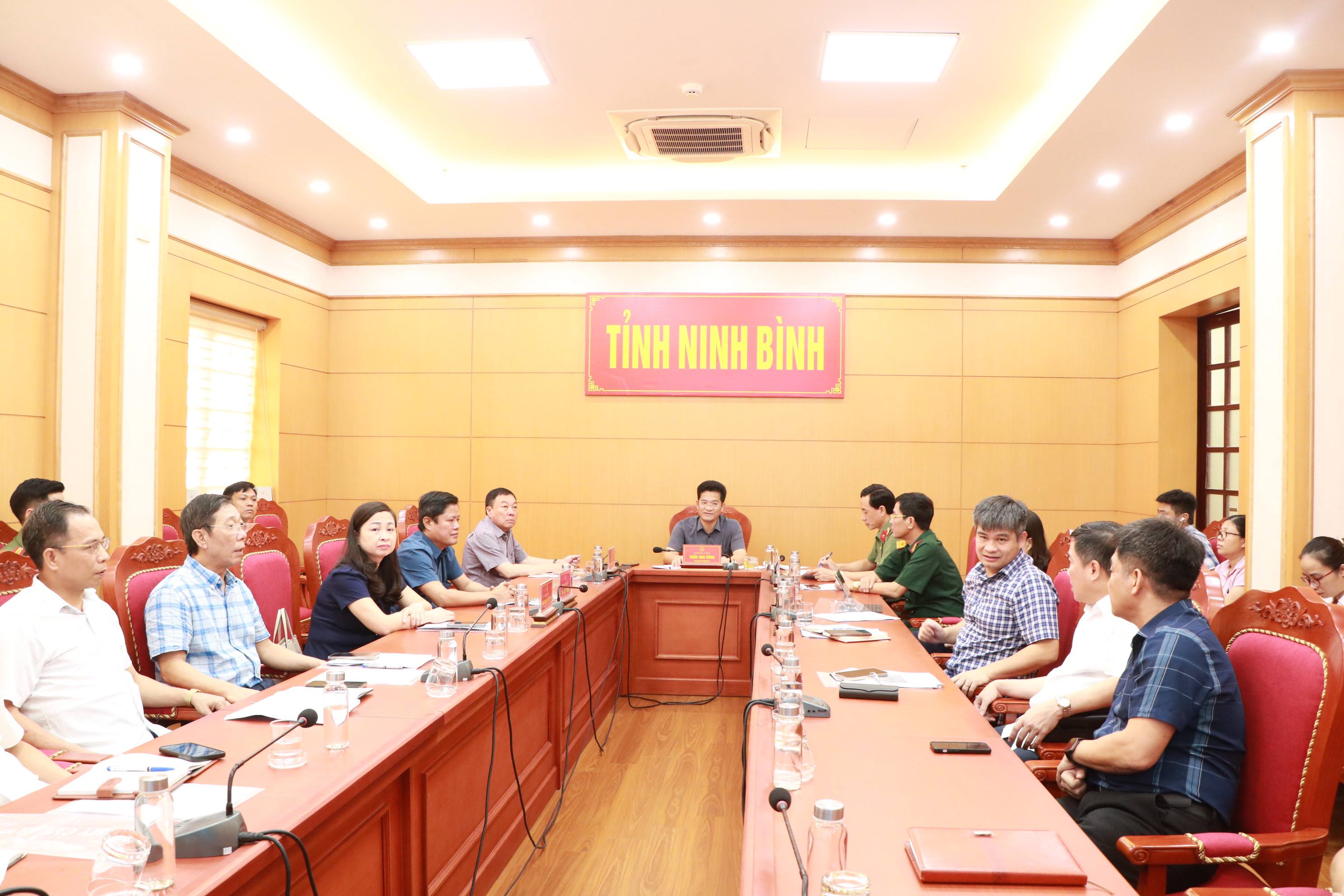 Phó Thủ tướng Chính phủ Trần Hồng Hà chủ trì Hội nghị triển khai ứng phó với bão số 10 (bão Bualoi)