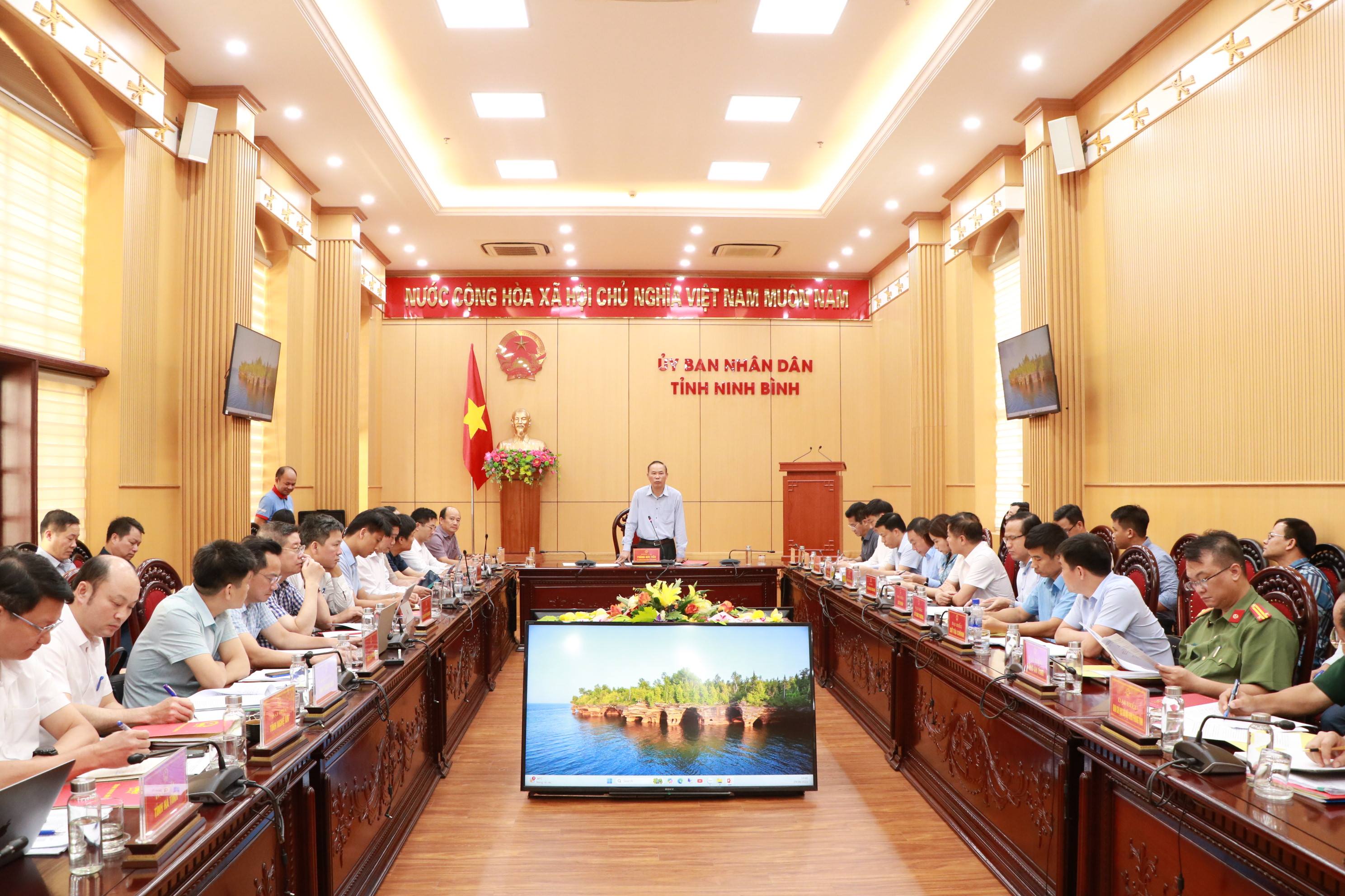 Thứ trưởng Bộ Nông nghiệp và Môi trường Phùng Đức Tiến làm việc về công tác chống khai thác IUU và phòng, chống dịch bệnh động vật