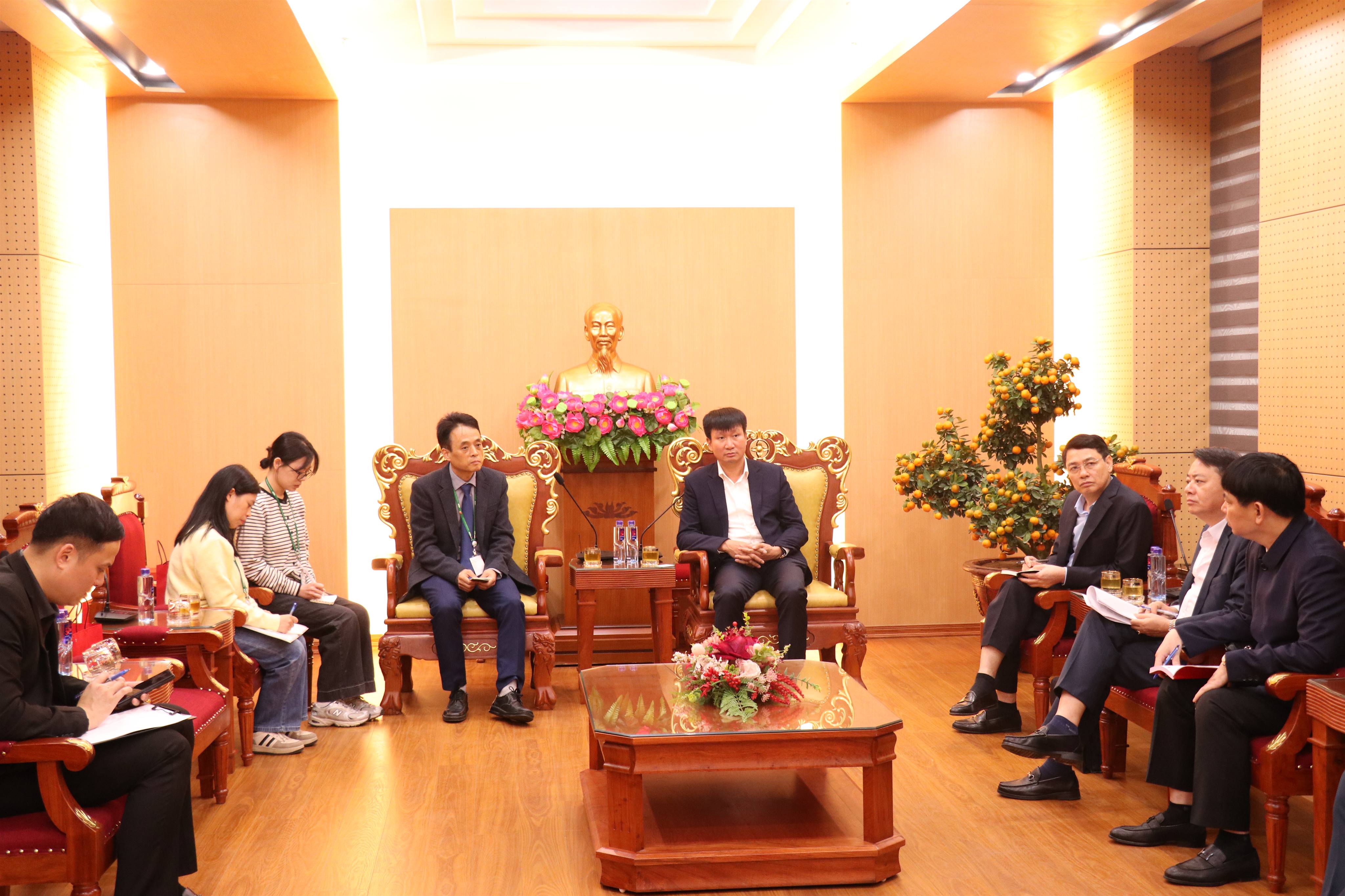 Chủ tịch UBND tỉnh Trần Huy Tuấn tiếp xã giao và làm việc với lãnh đạo Công ty TNHH Seoul Semiconductor Vina. 