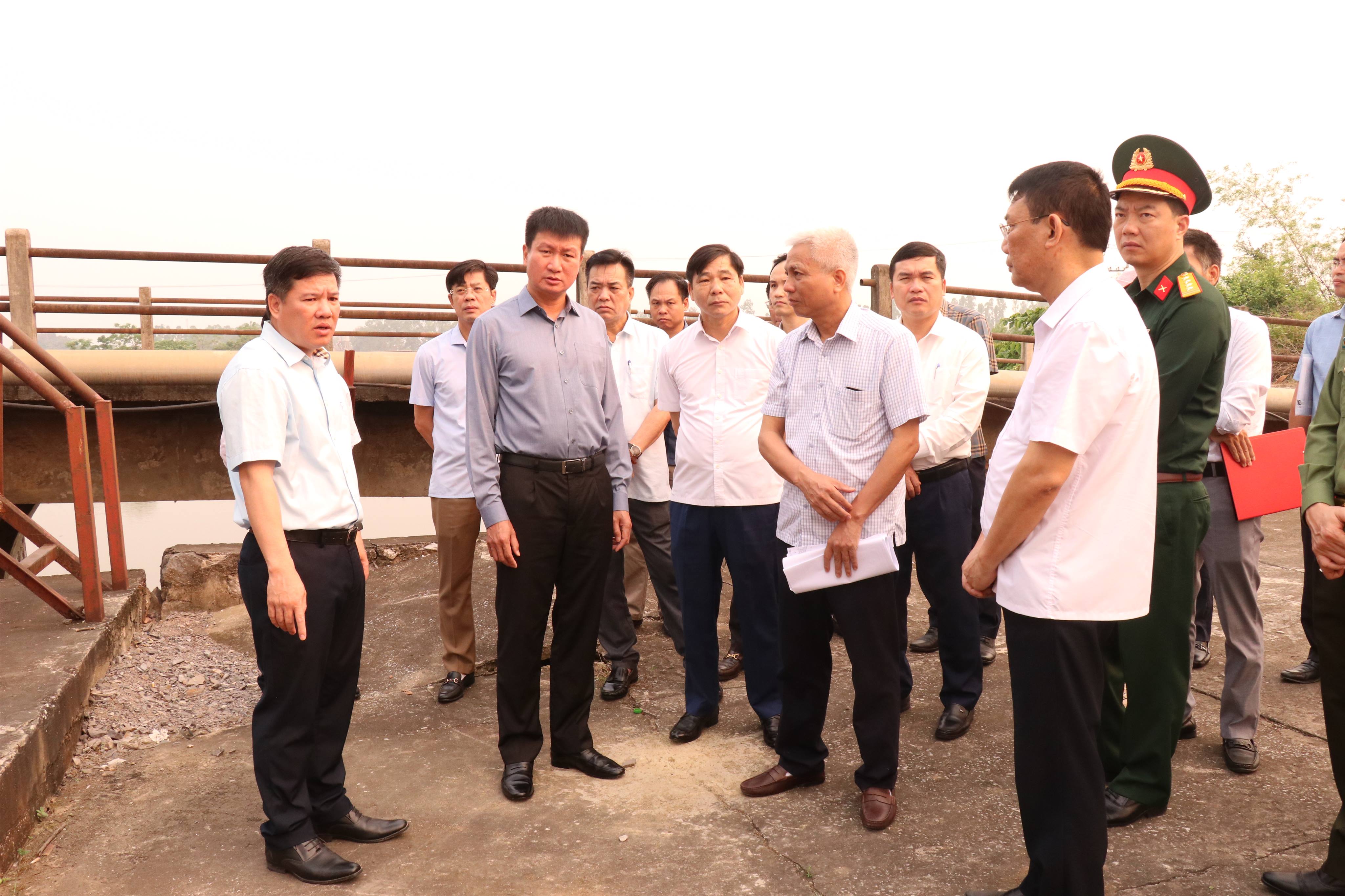Đồng chí Bí thư Tỉnh uỷ Trần Huy Tuấn kiểm tra các tuyến đê, hồ đập trọng điểm của tỉnh 