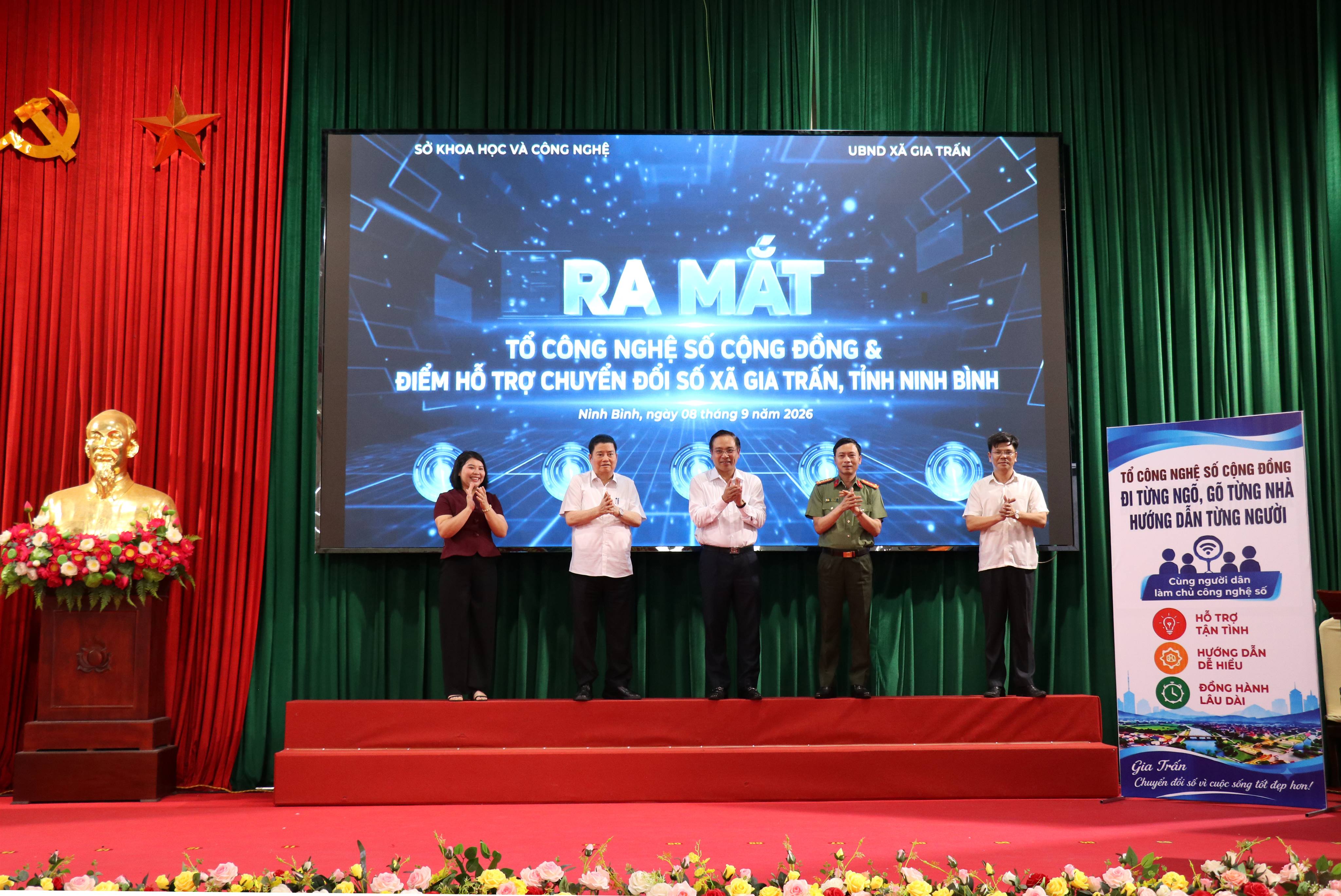 Xã Gia Trấn ra mắt Tố Công nghệ số cộng đồng và Điểm hỗ trợ chuyển đổi số