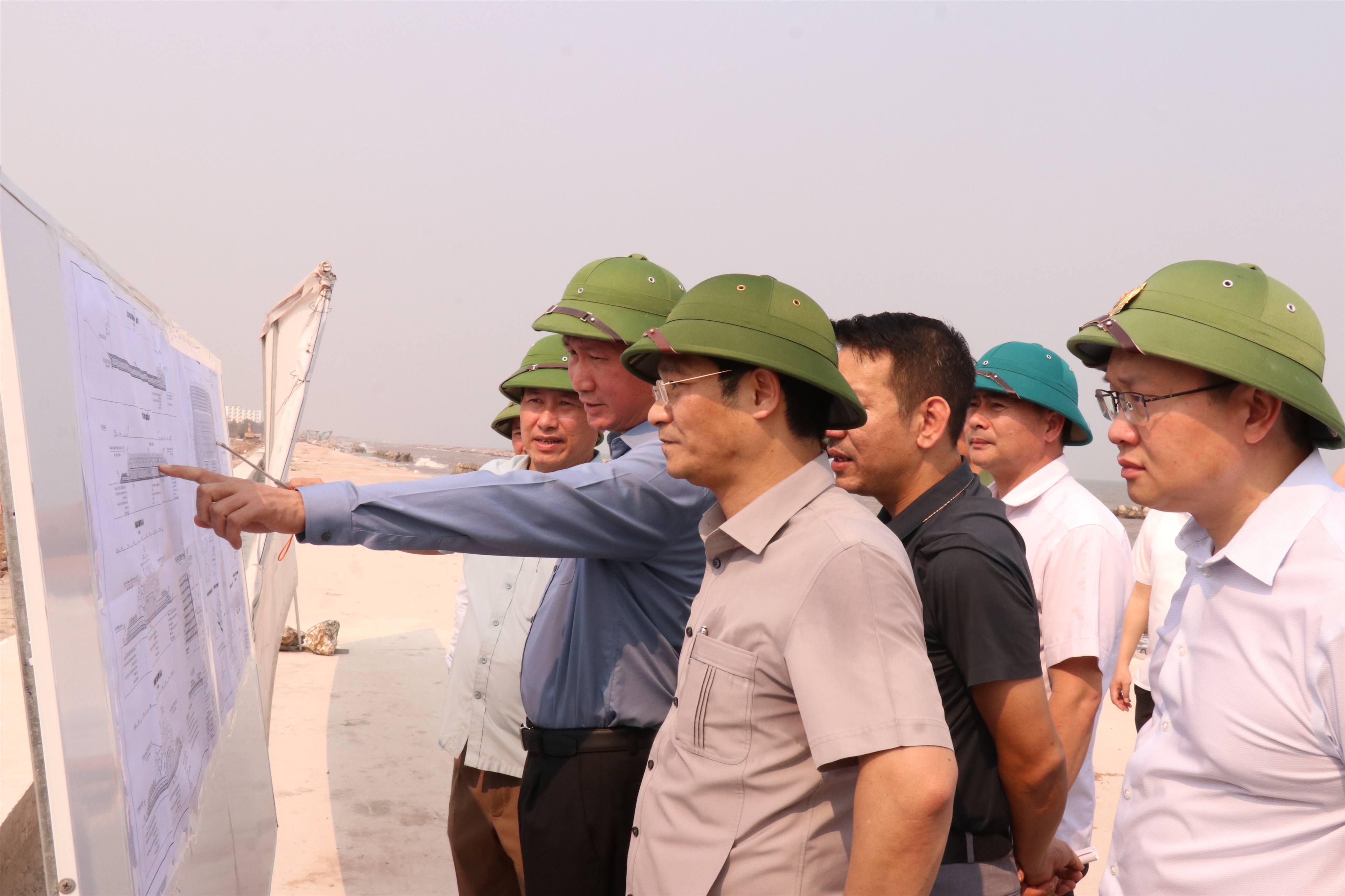 Đồng chí Bí thư Tỉnh ủy Trần Huy Tuấn kiểm tra công tác phòng, chống thiên tai tại một số công trình trọng điểm trên địa bàn xã Hải Thịnh, xã Giao Hoà và xã Giao Minh 