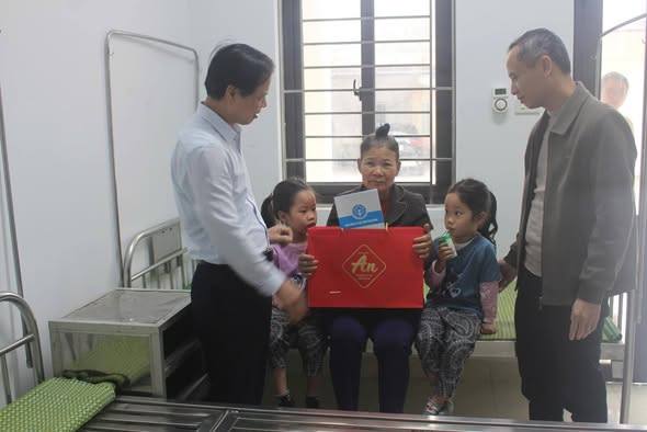 Bệnh viện Đa khoa Tam Điệp phối hợp với Bảo hiểm xã hội cơ sở Tam Điệp tổ chức thăm hỏi, động viên và trao quà Tết cho các bệnh nhân có hoàn cảnh khó khăn đang điều trị tại bệnh viện.