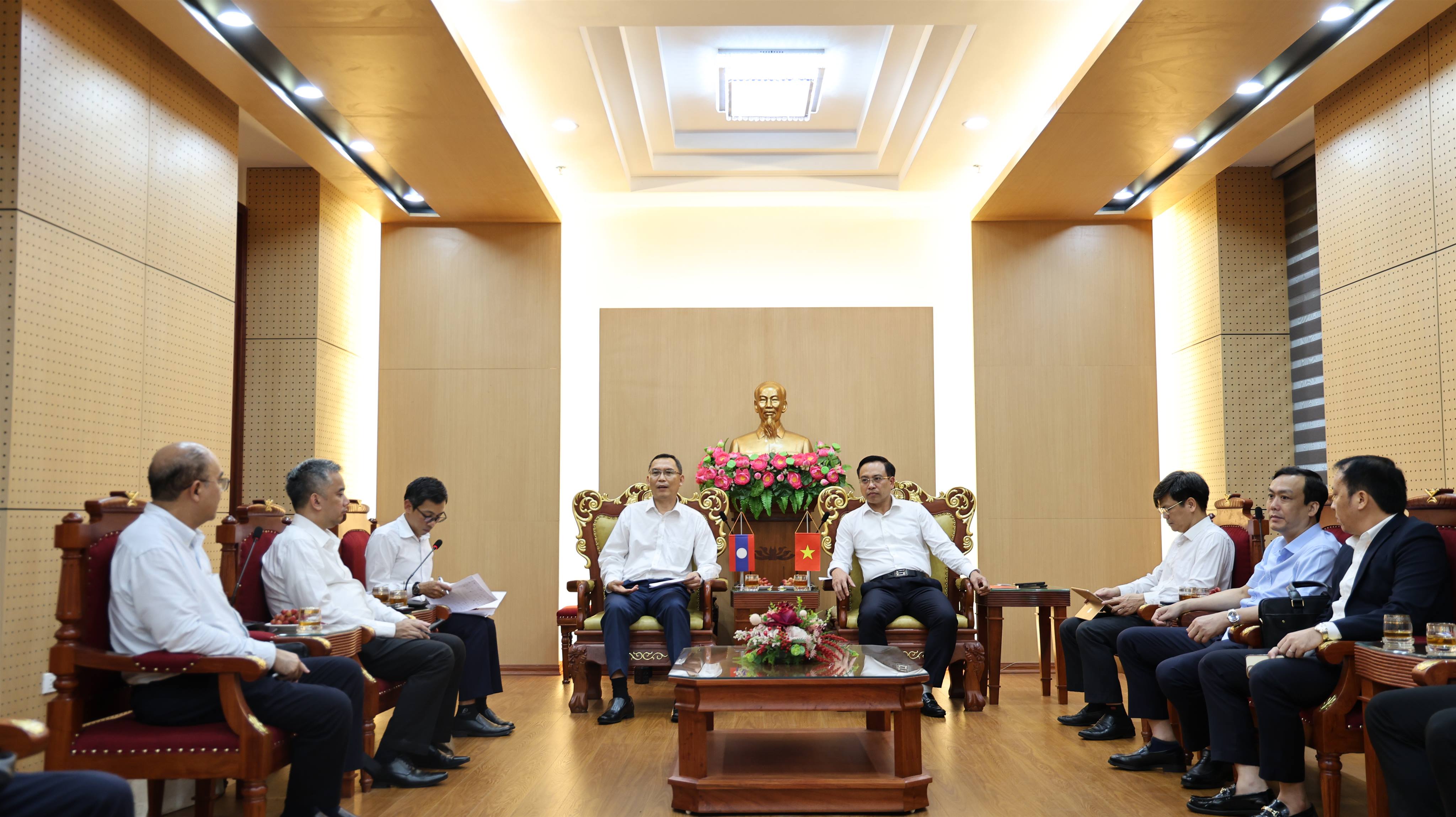 Đồng chí Phó Chủ tịch UBND tỉnh Đặng Thanh Sơn tiếp xã giao Đoàn công tác của Lào 