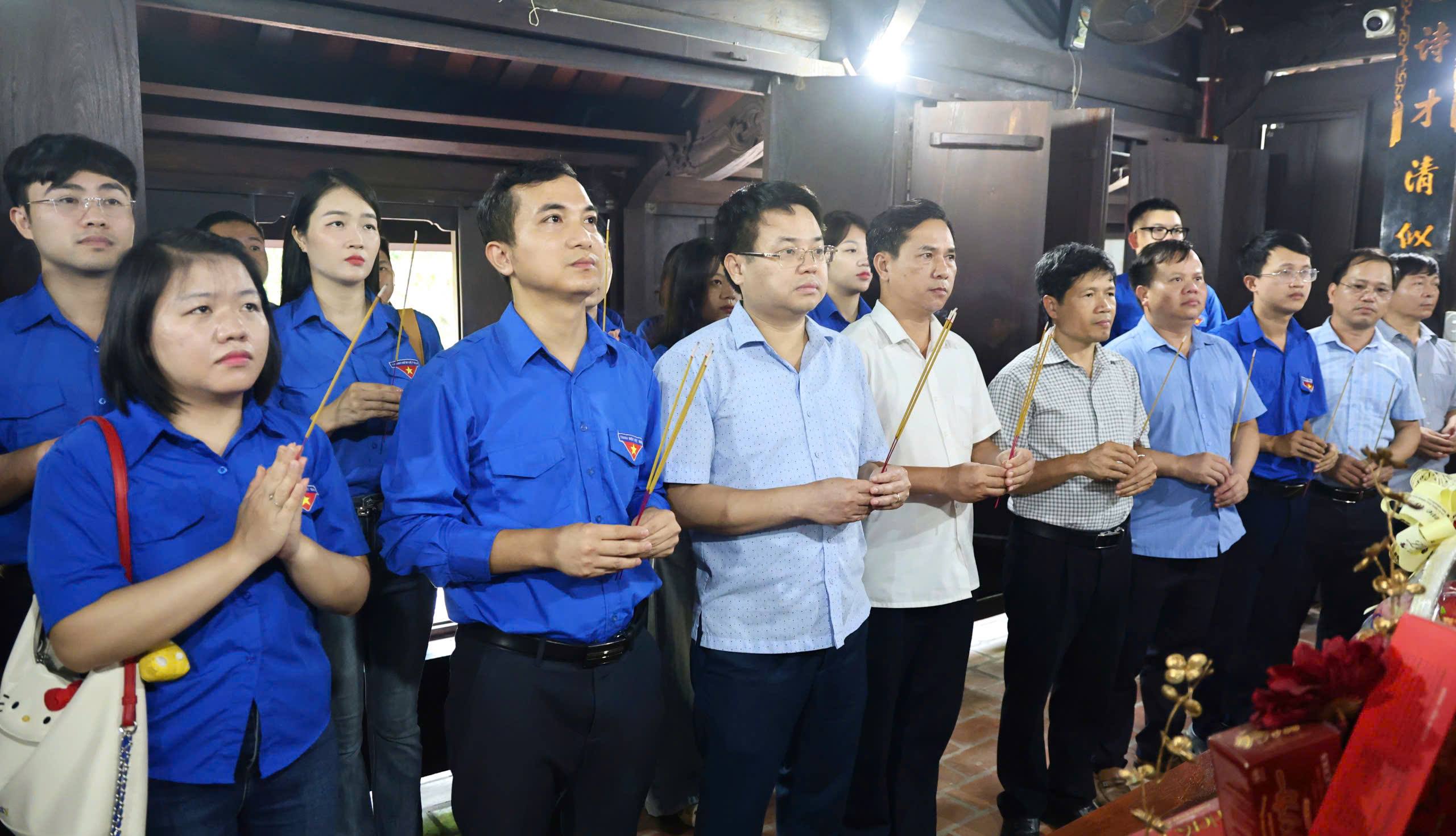 Chi đoàn Văn phòng UBND tỉnh tổ chức chương trình "Đền ơn đáp nghĩa" nhân kỷ niệm 79 năm Ngày Thương binh - Liệt sĩ