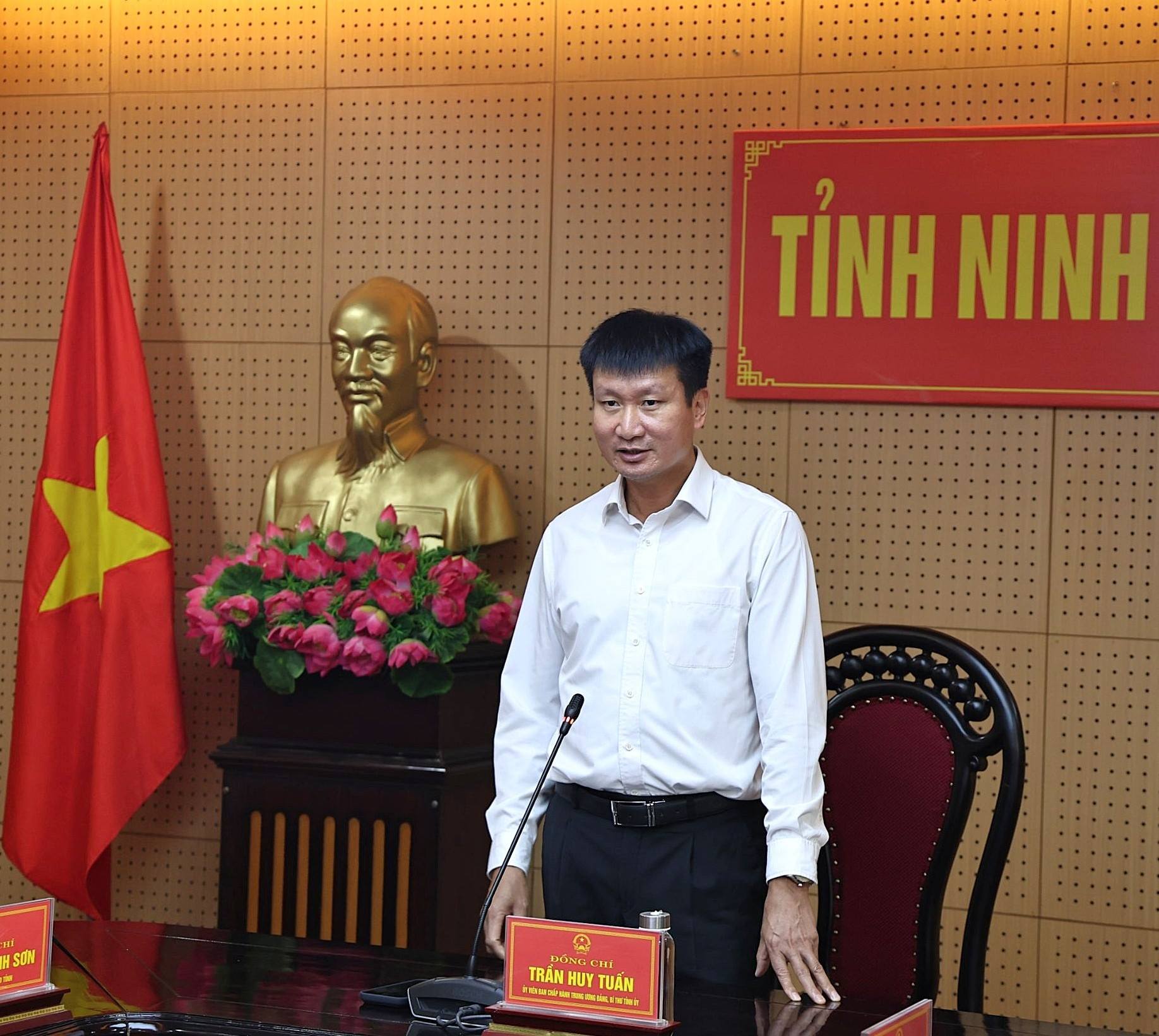 Thường trực Tỉnh ủy khảo sát vận hành Trung tâm IOC và Ứng dụng Công dân số NinhBinh-S