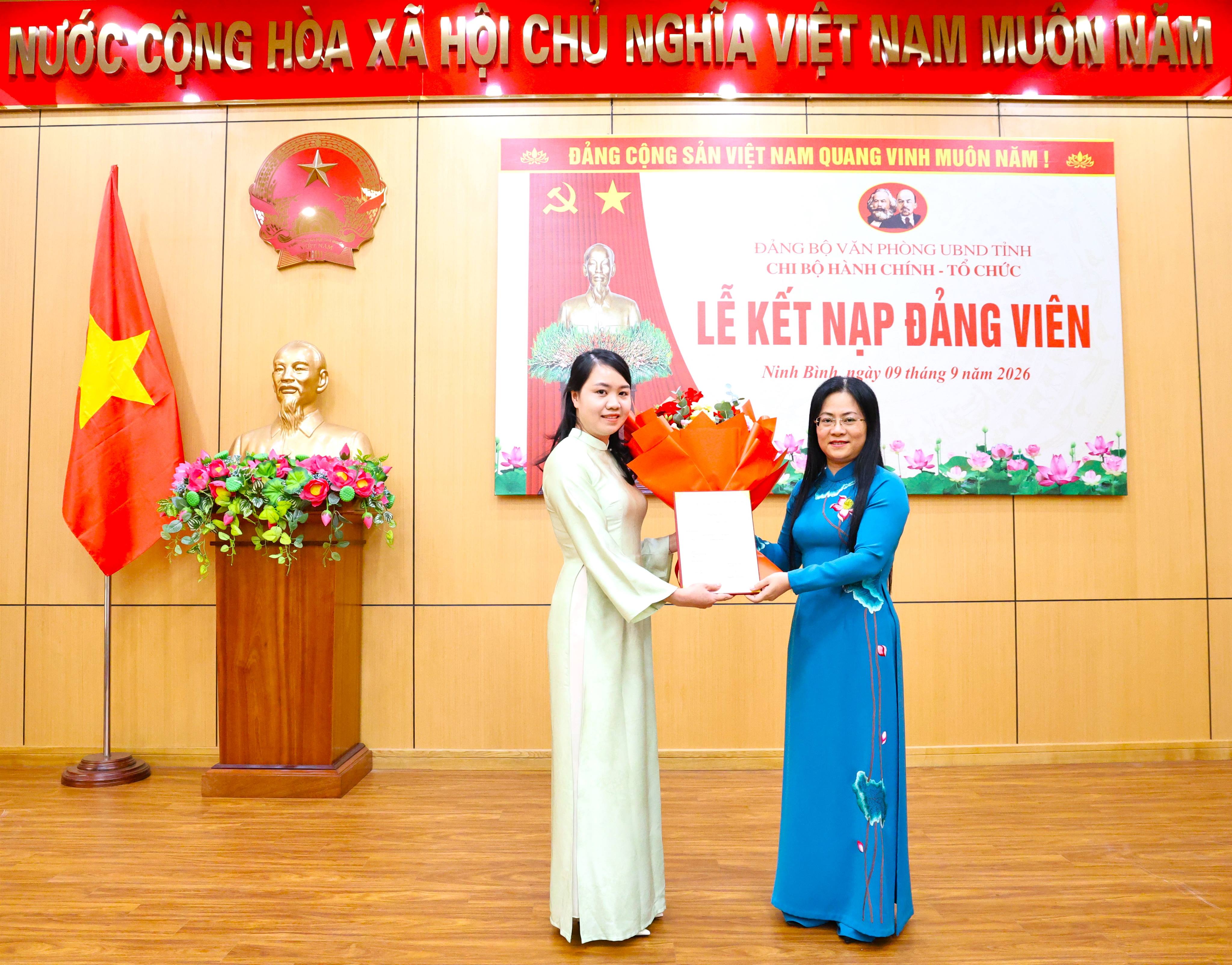 Chi bộ Hành chính - Tổ chức thuộc Đảng bộ Văn phòng UBND tỉnh tổ chức kết nạp đảng viên