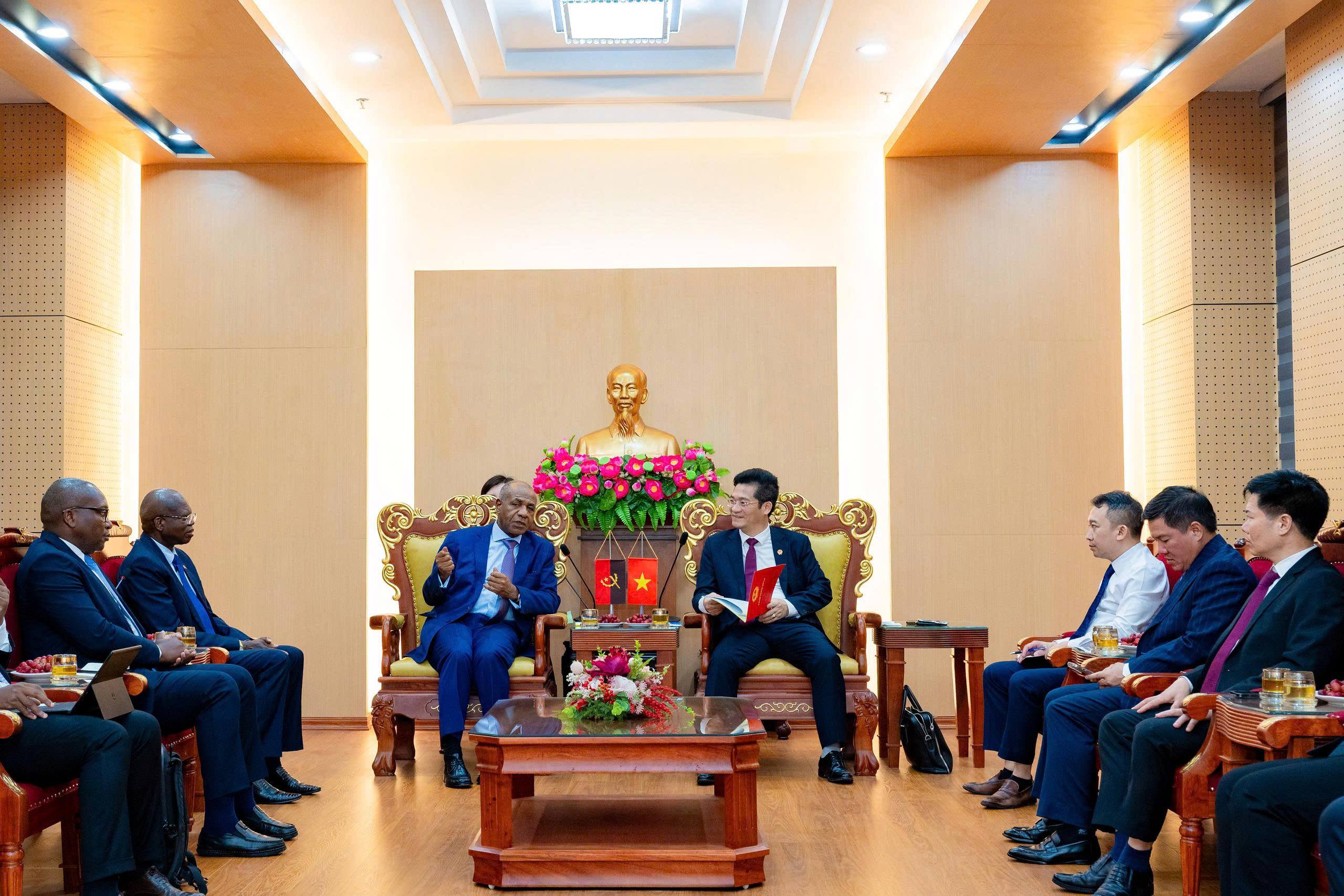 Đoàn công tác Bộ Nông nghiệp và Lâm nghiệp nước Cộng hòa Angola thăm và làm việc tại Link vào VV88