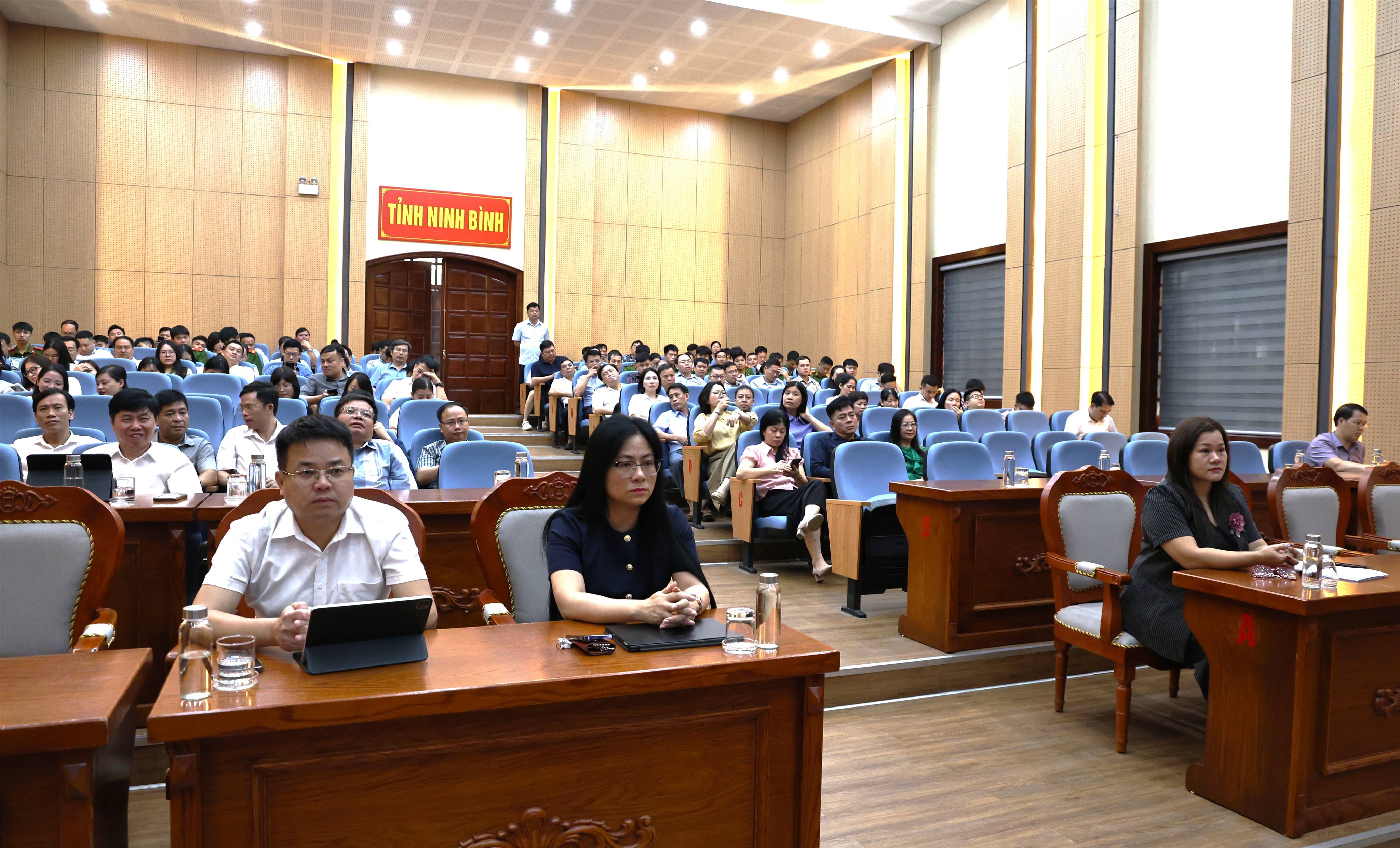 Văn phòng UBND tỉnh Ninh Bình tổ chức điểm cầu tham dự Hội nghị toàn quốc nghiên cứu, học tập, quán triệt và triển khai thực hiện một số Nghị quyết, Chỉ thị của Bộ Chính trị