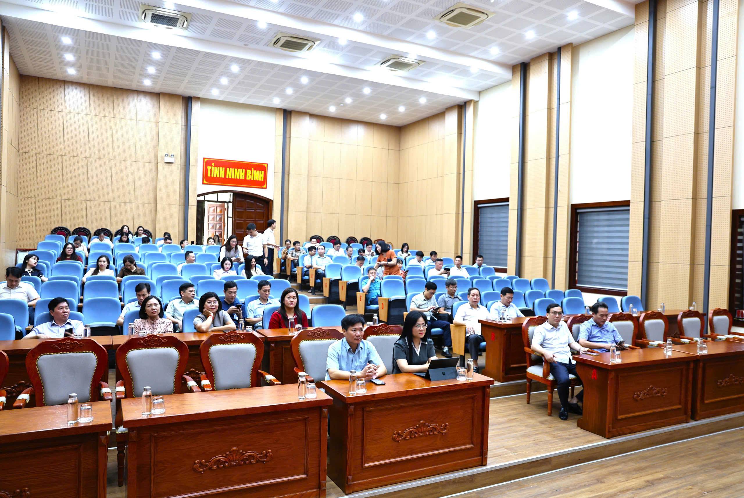 Văn phòng UBND tỉnh tập huấn sử dụng nền tảng Bình dân học vụ số