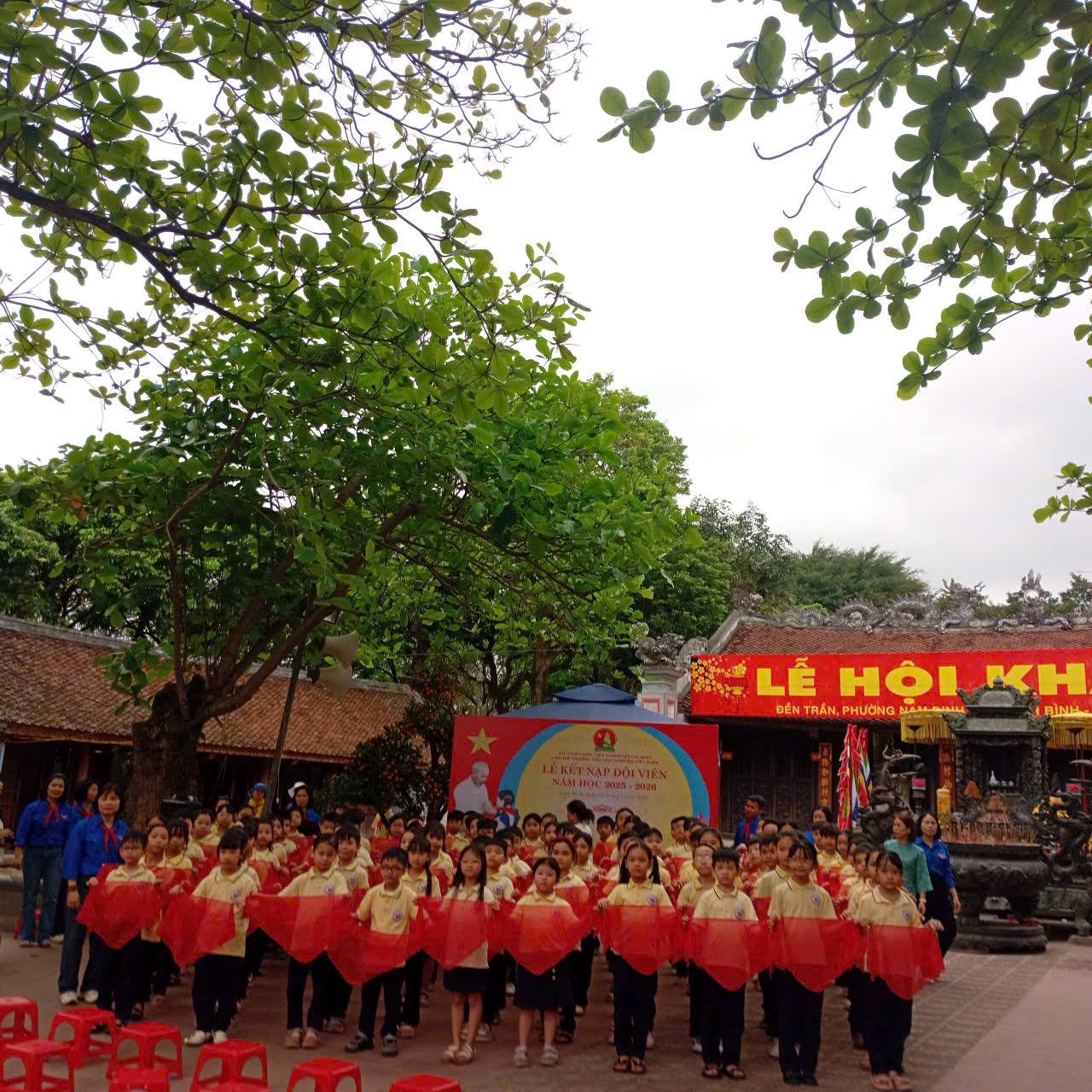 Hoạt động trải nghiệm của học sinh trường tiểu học Nguyễn Viết Xuân tại Khu di tích quốc gia đặc biệt đền Trần Nam Định