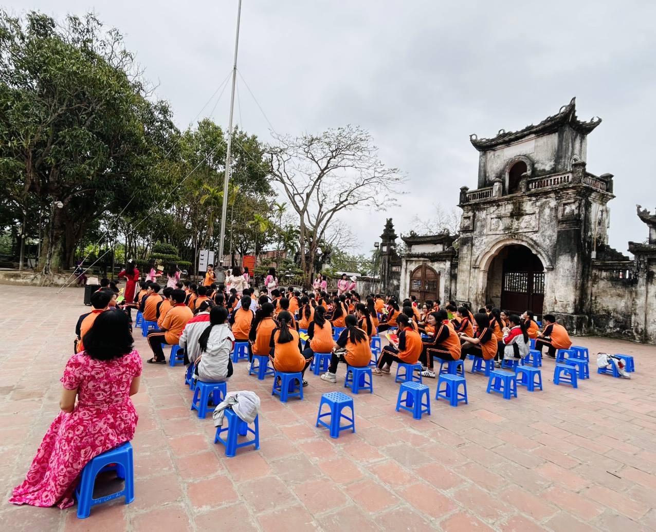 HỌC SINH CLB VĂN HỌC TRƯỜNG THCS PHÙNG CHÍ KIÊN TỎA SÁNG TRONG SÂN CHƠI RUNG CHUÔNG VÀNG
