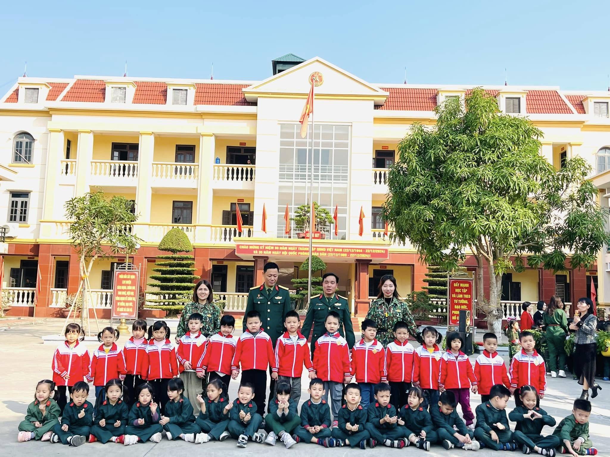 Cô và trò nhà trường thăm quan và tặng quà ban chỉ huy quân sự huyện Hải Hậu