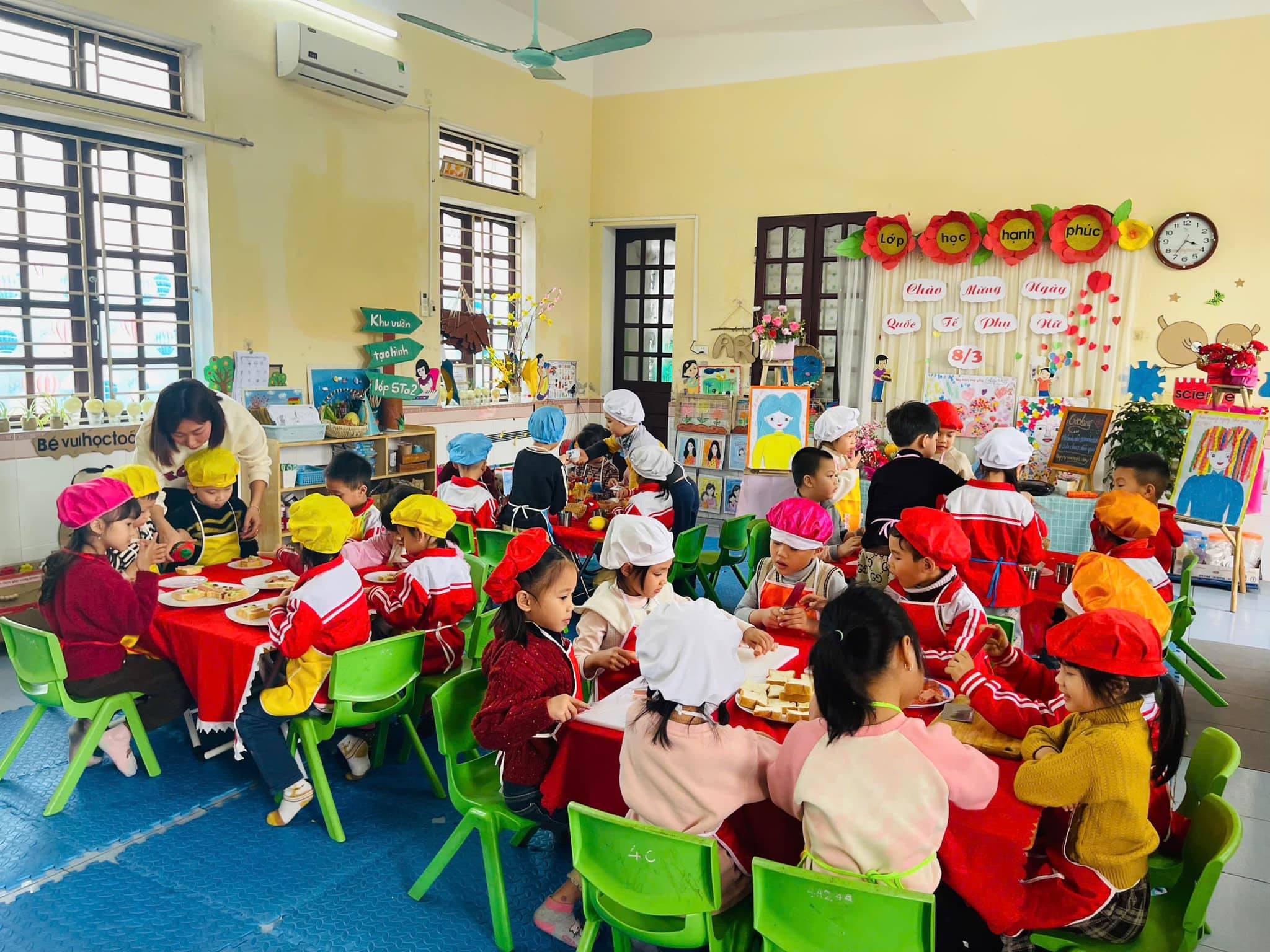 trẻ trải nghiệm các hoạt động chào mừng ngày QTPN 8/3