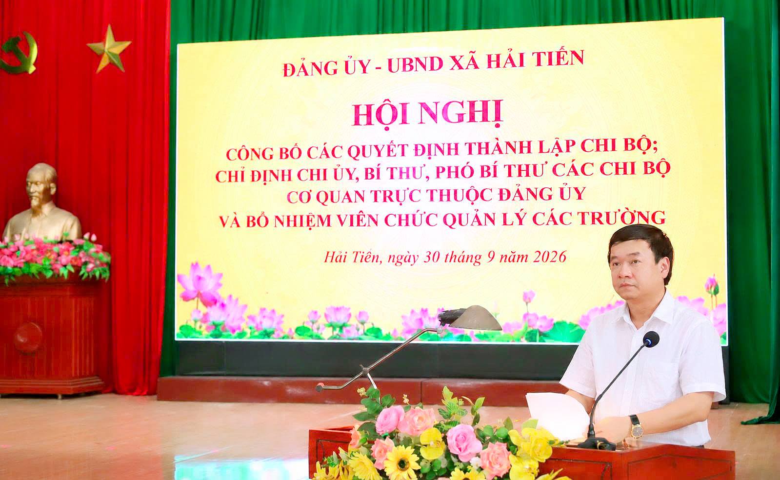 Đảng ủy, UBND xã Hải Tiến công bố các Quyết định thành lập Chi bộ; chỉ định chi ủy các Chi bộ cơ sở trực thuộc Đảng ủy sau sắp xếp, tổ chức lại trên địa bàn xã