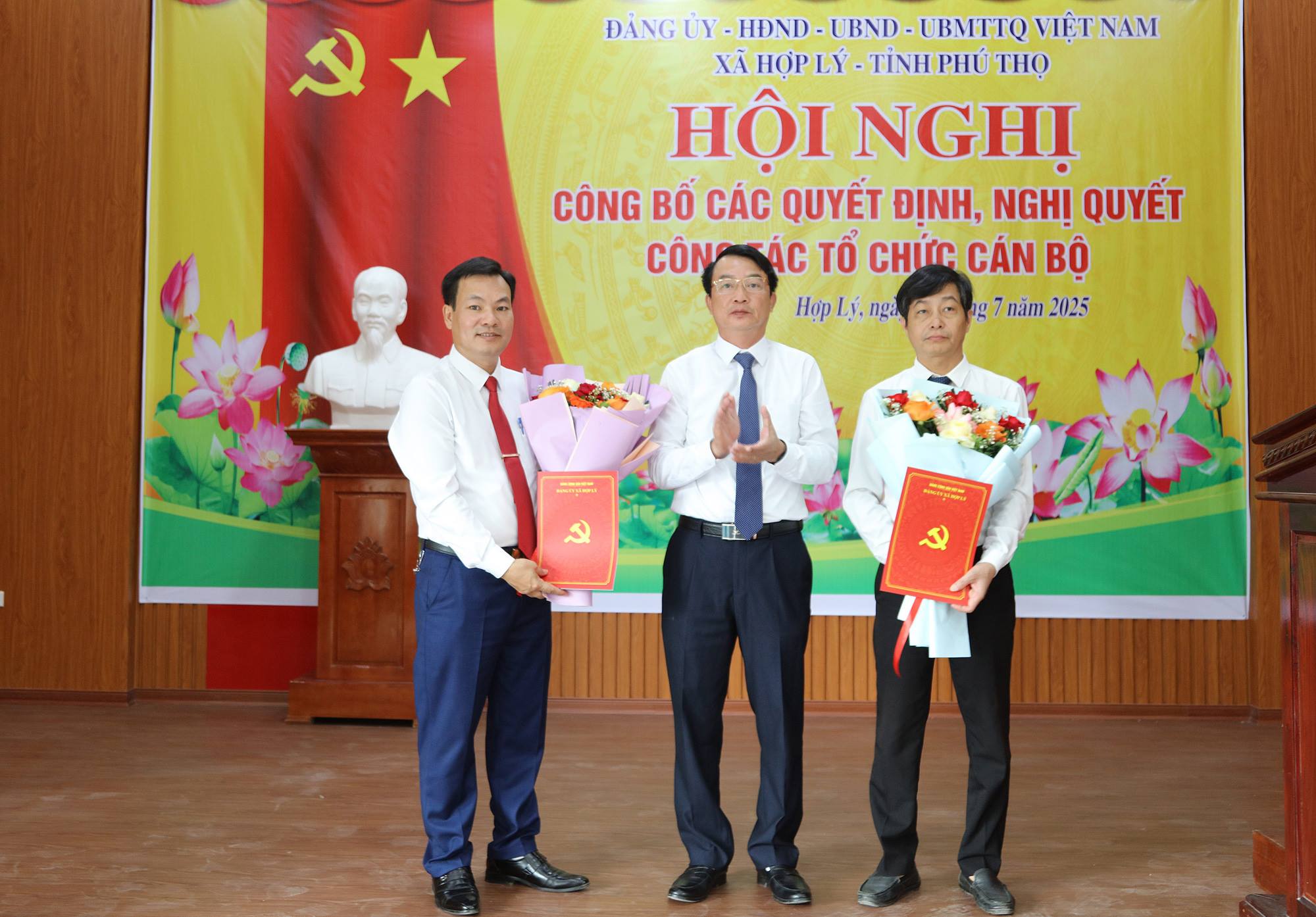 Xã Hợp Lý công bố các quyết định về tổ chức bộ máy và công tác cán bộ