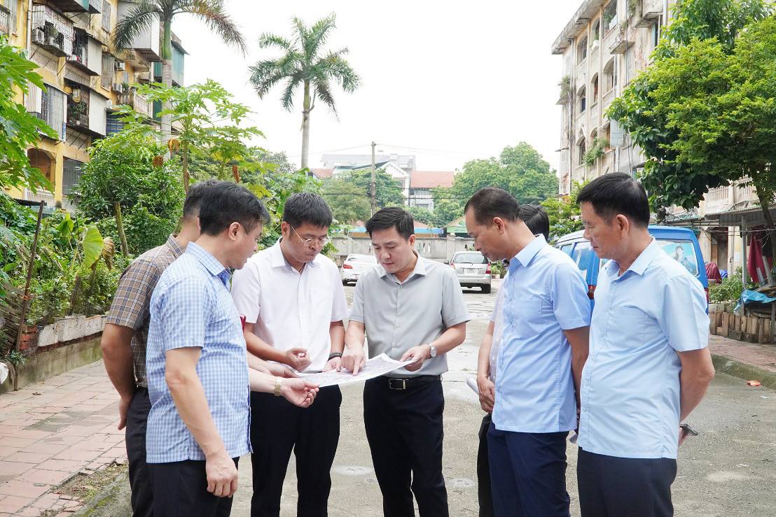 Phó Chủ tịch UBND tỉnh Vũ Việt Văn kiểm tra thực địa tại chung cư Hòa Phong và vị trí khu chợ Trung tâm Việt Trì (cũ)