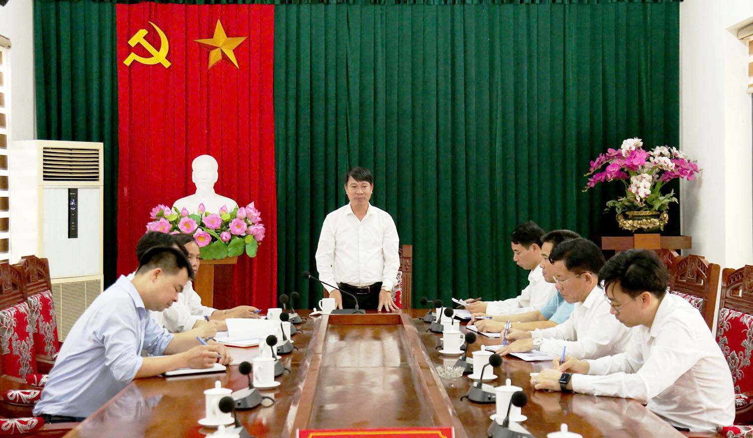 Phó Chủ tịch UBND tỉnh Nguyễn Khắc Hiếu kiểm tra công tác chuẩn bị Đại hội Đảng tại xã Yên Lãng và xã Tiên Lữ